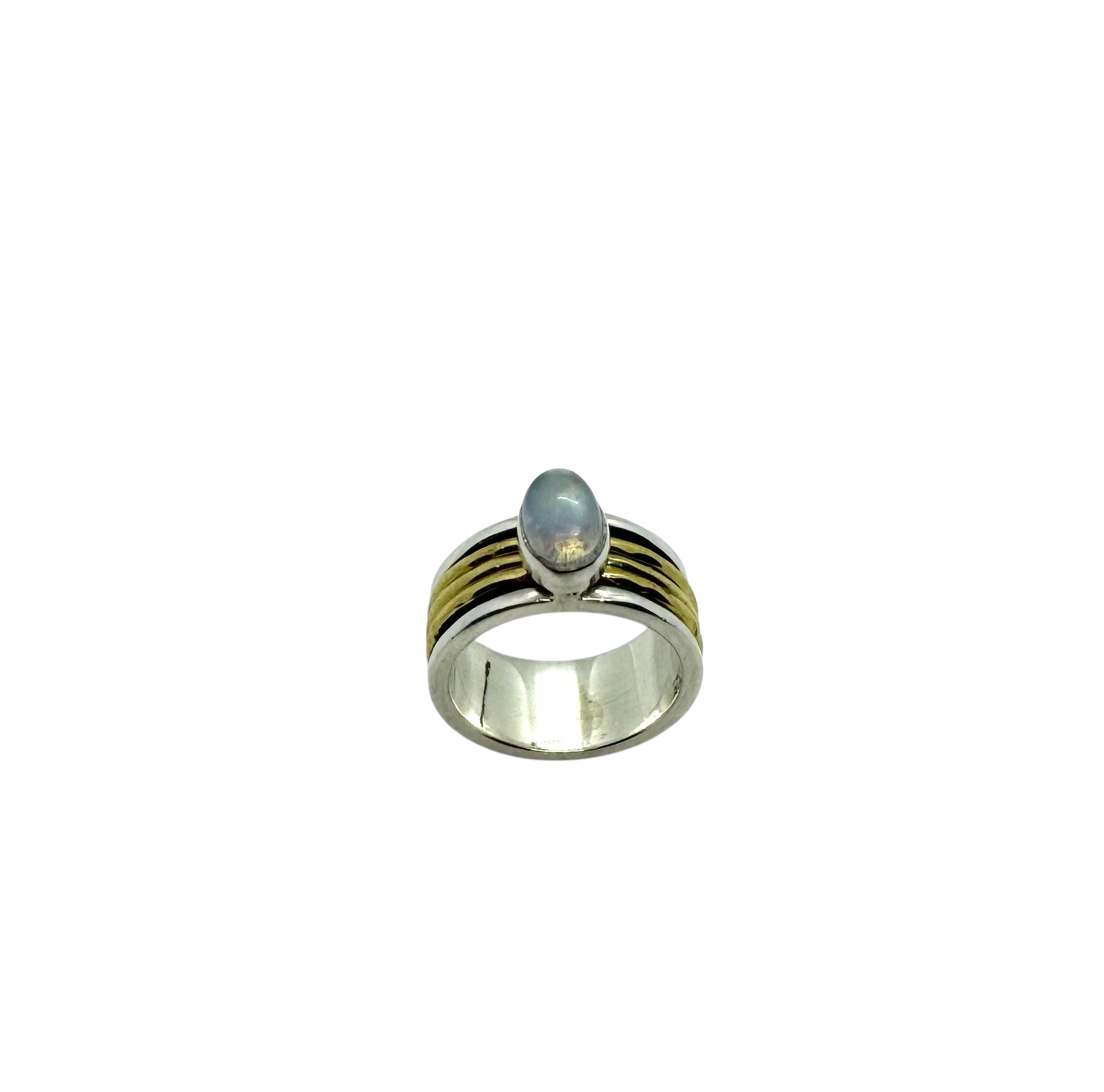 Anel Cabochão Oval com Pedra da Lua e Detalhes em Latão Dourado