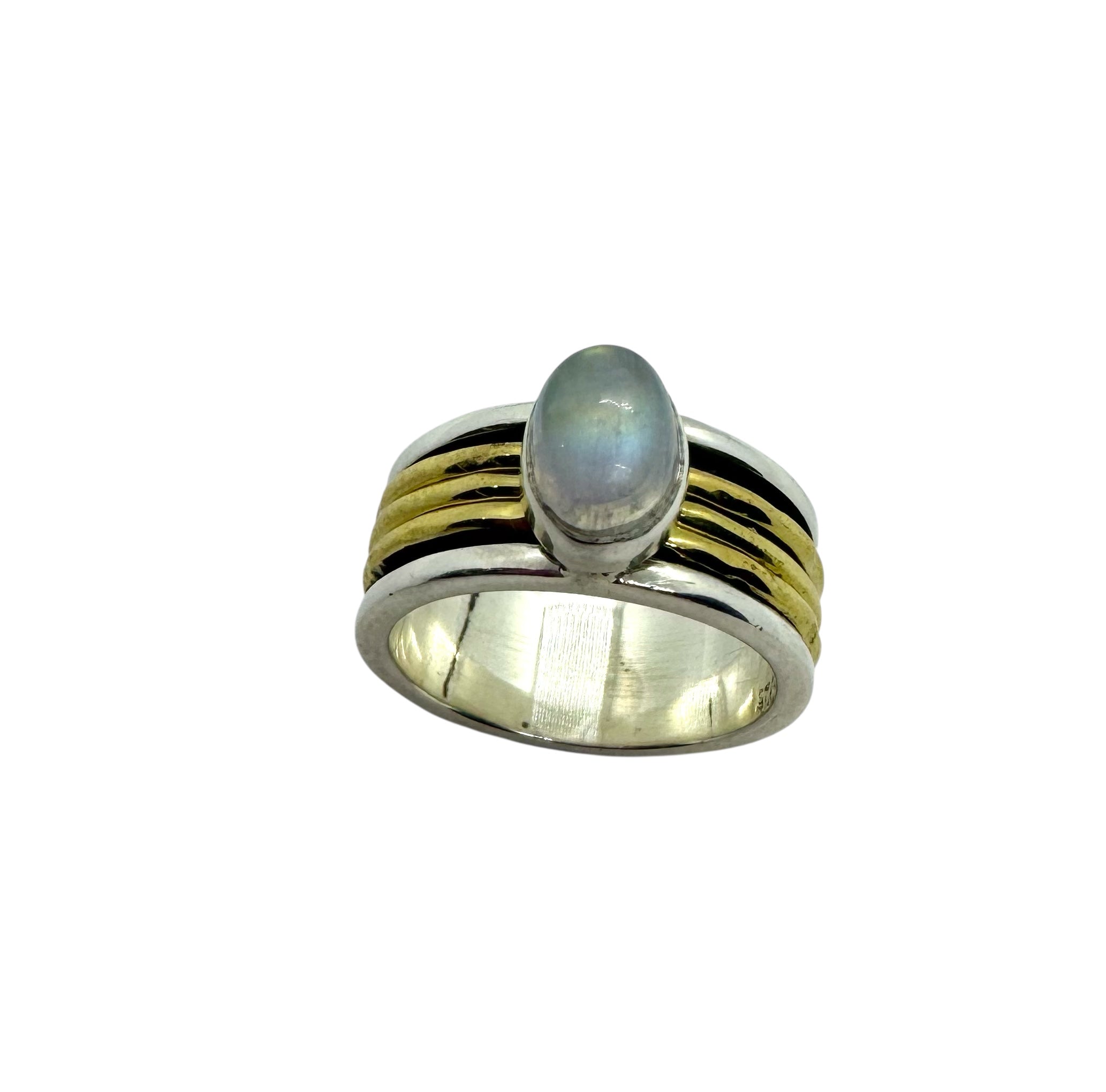 Anel Cabochão Oval com Pedra da Lua e Detalhes em Latão Dourado