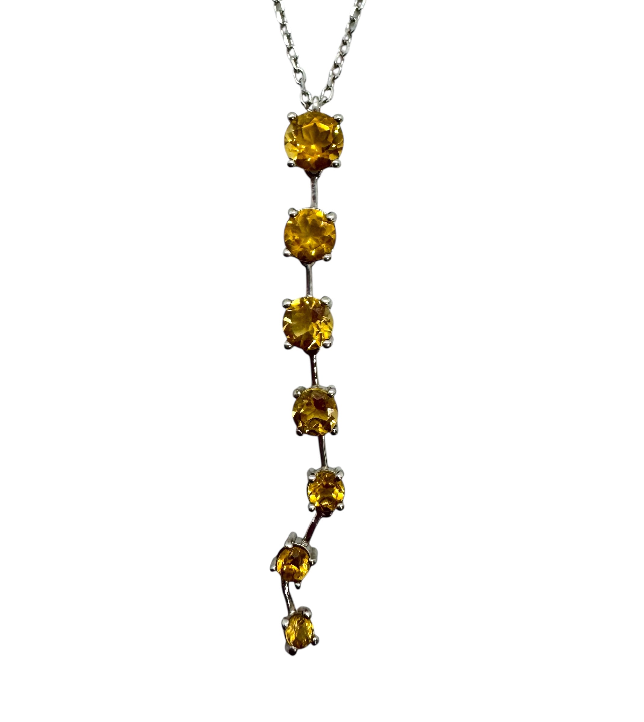 Colar delicado com citrinos lapidados em diamante em fileira