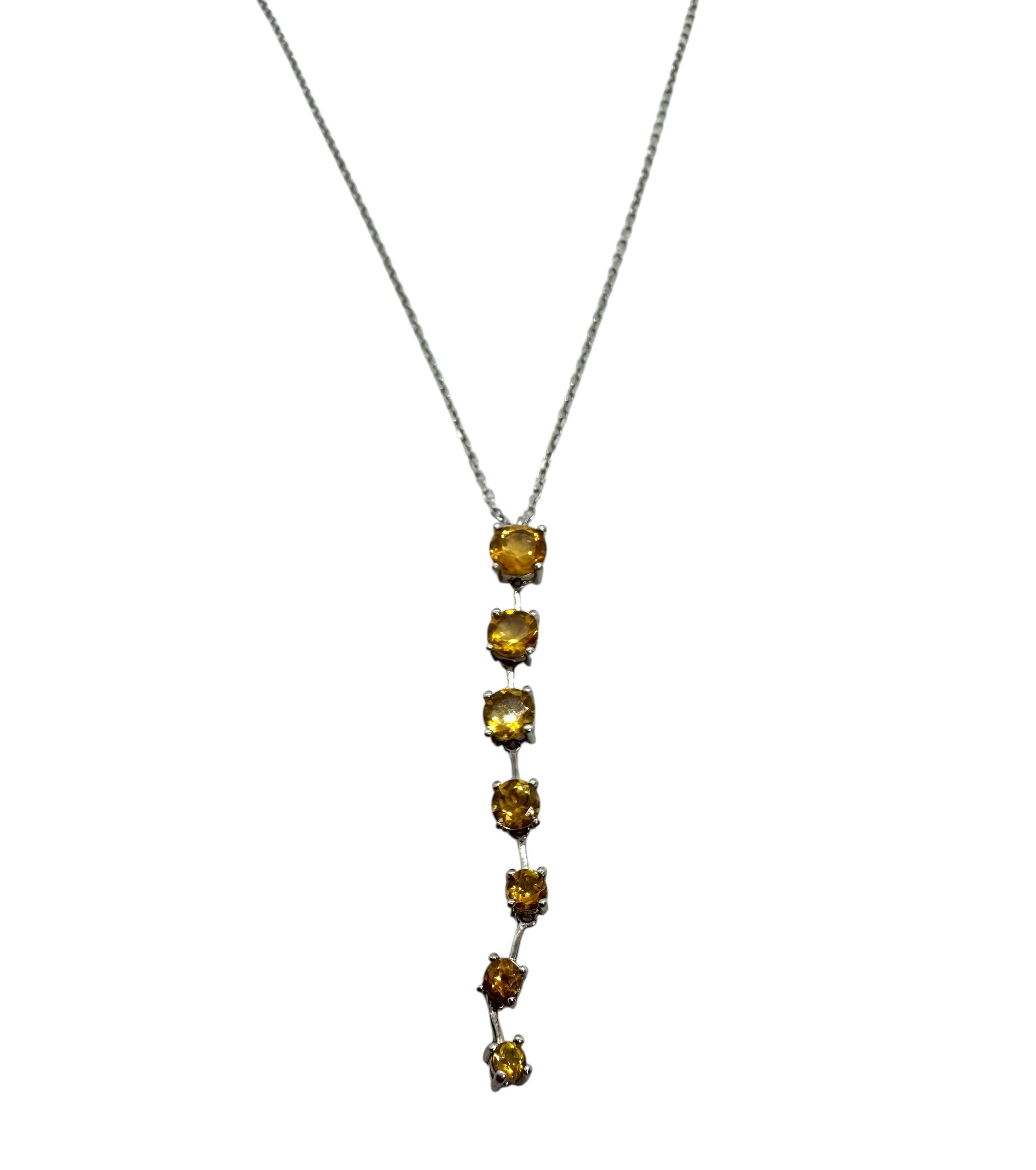Colar delicado com citrinos lapidados em diamante em fileira