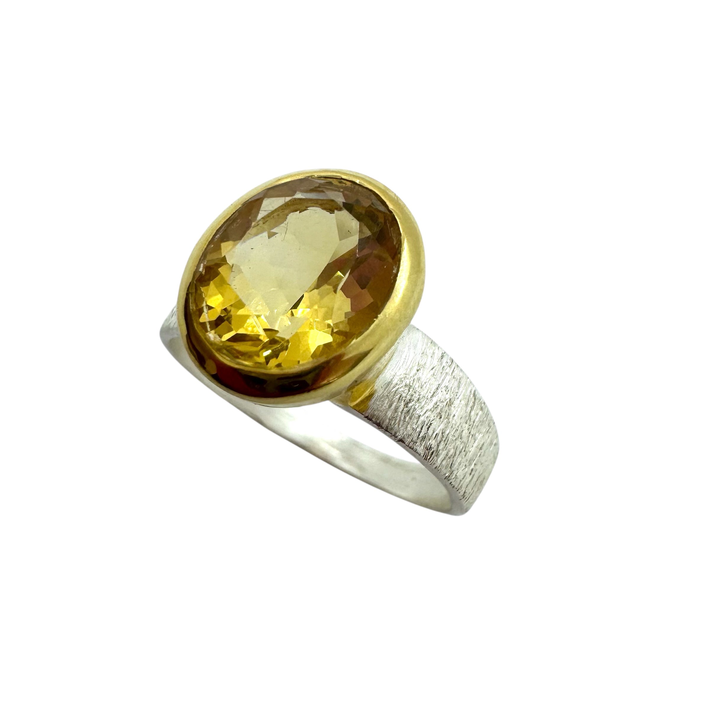 Anel em Prata com Citrino Oval e Detalhes em Prata Dourada