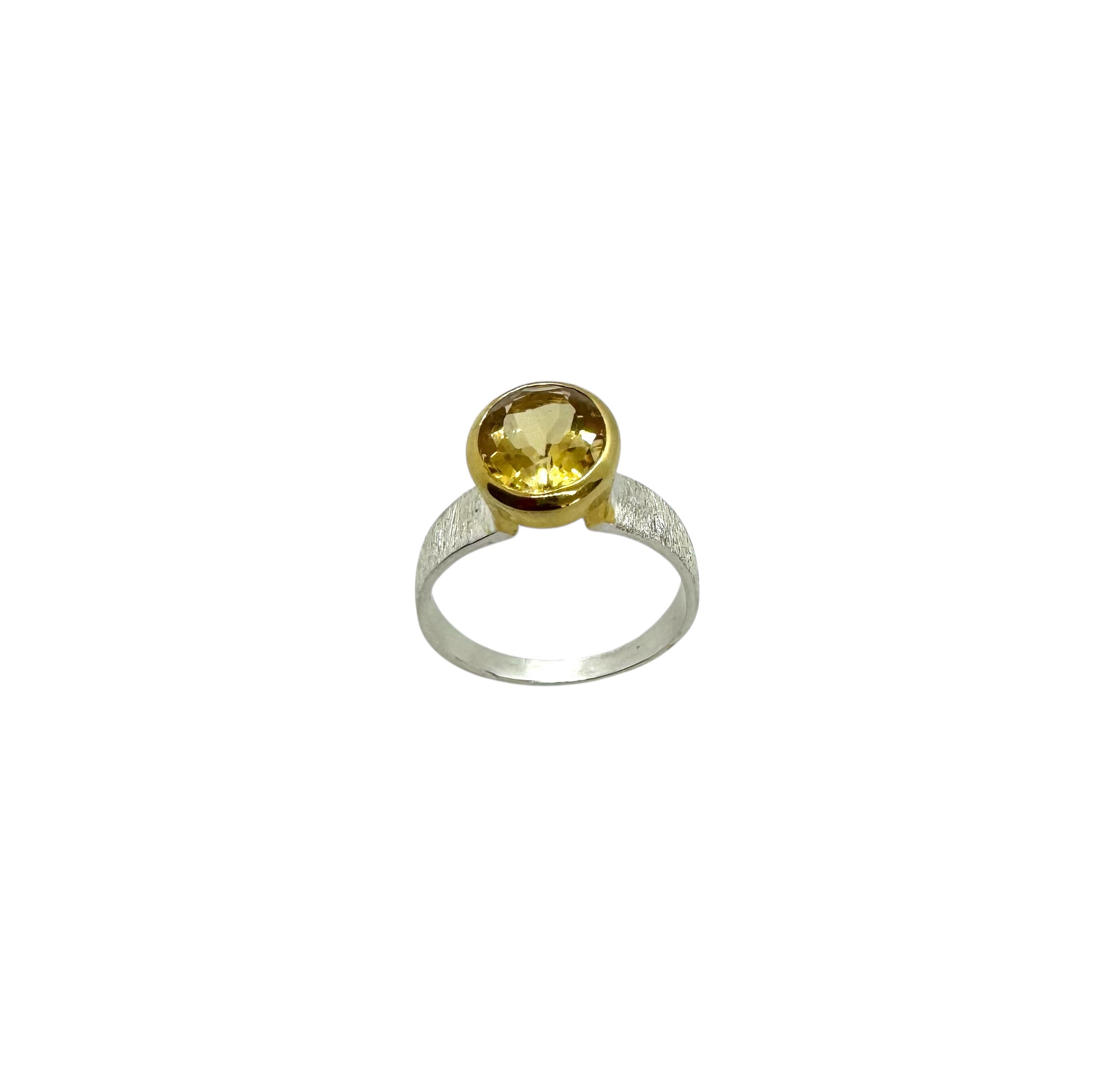 Anel em Prata com Citrino Oval e Detalhes em Prata Dourada