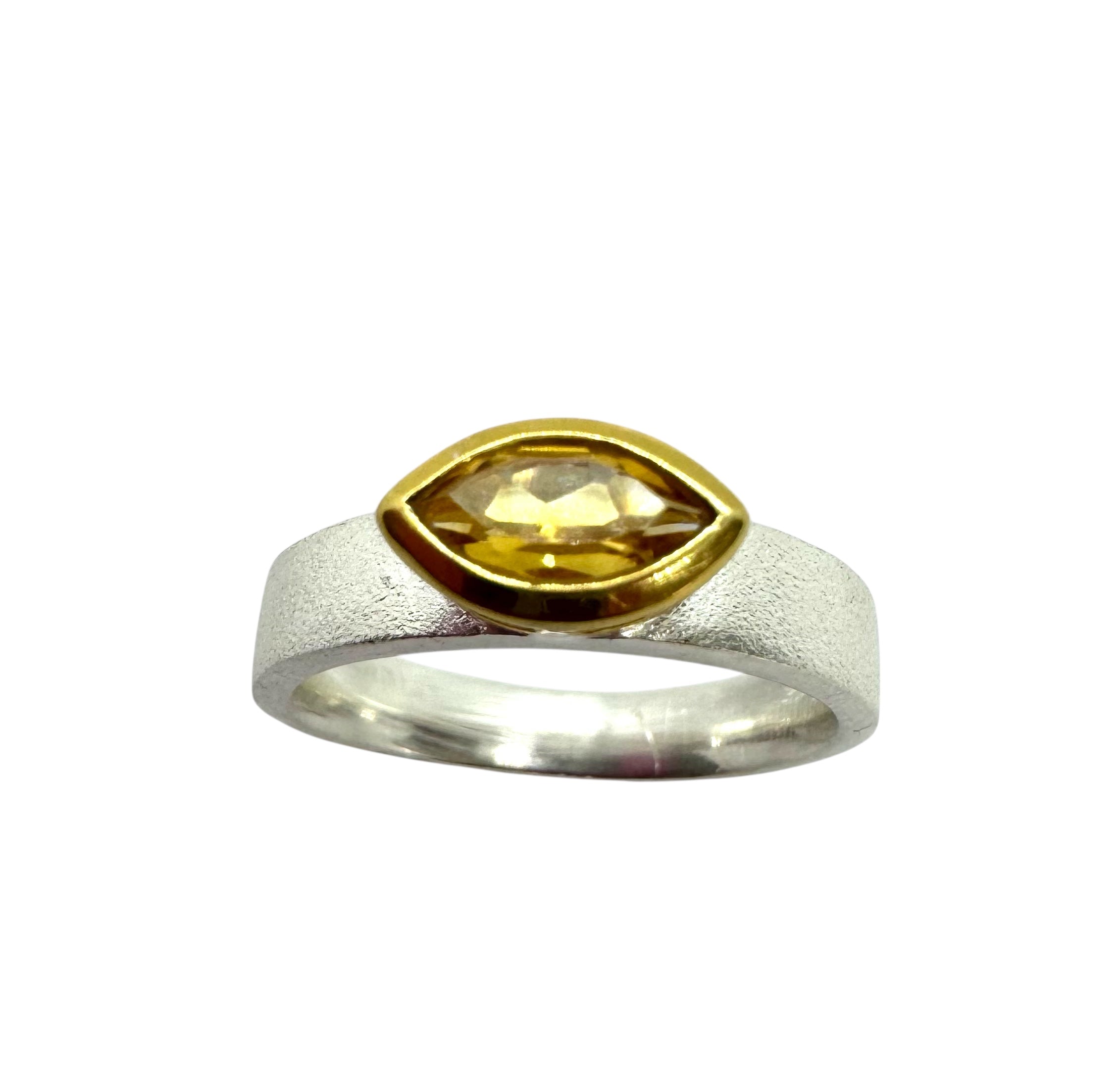 Anel em Prata com Citrino Marquise e Detalhes em Prata Dourada
