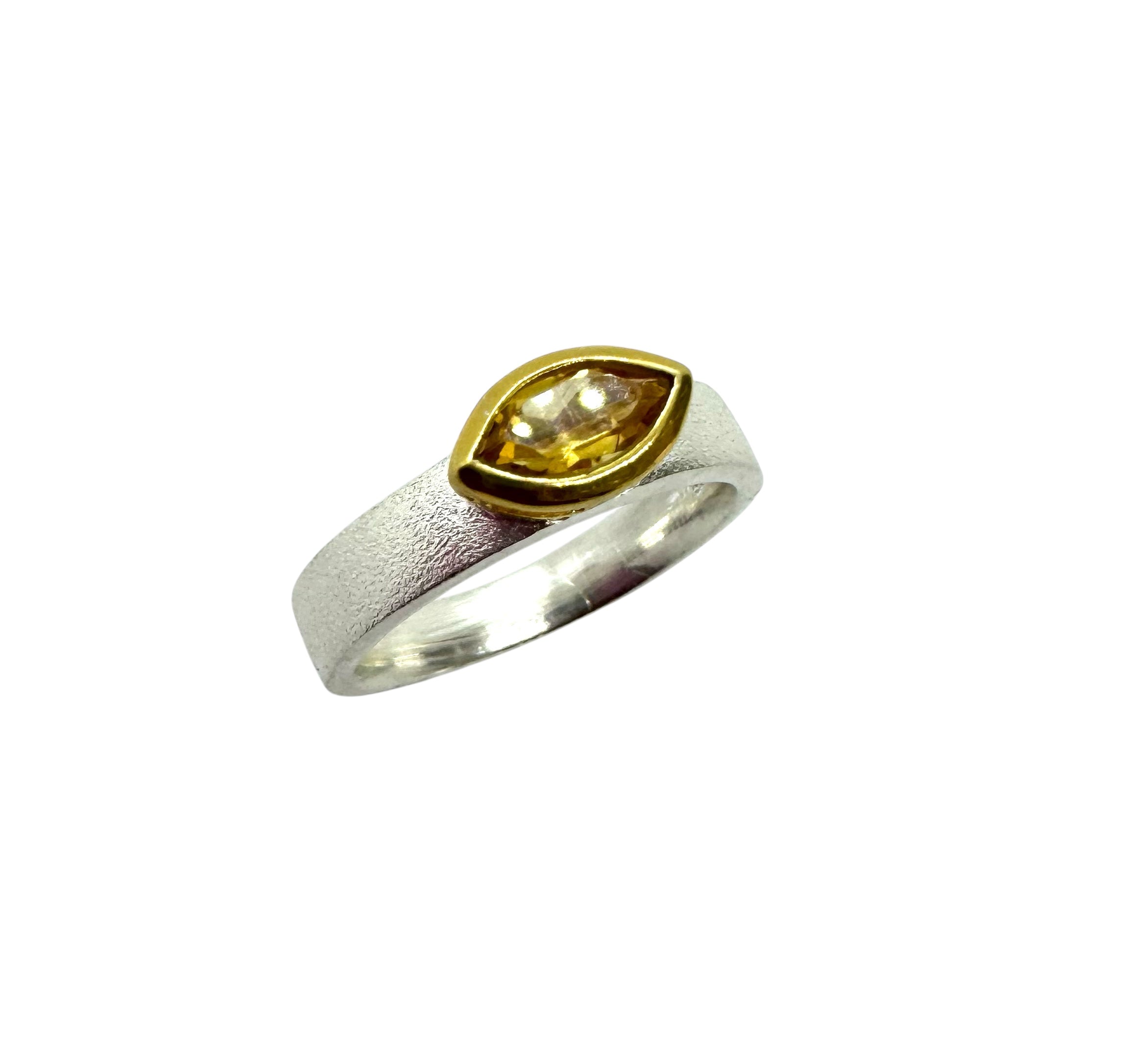 Anel em Prata com Citrino Marquise e Detalhes em Prata Dourada