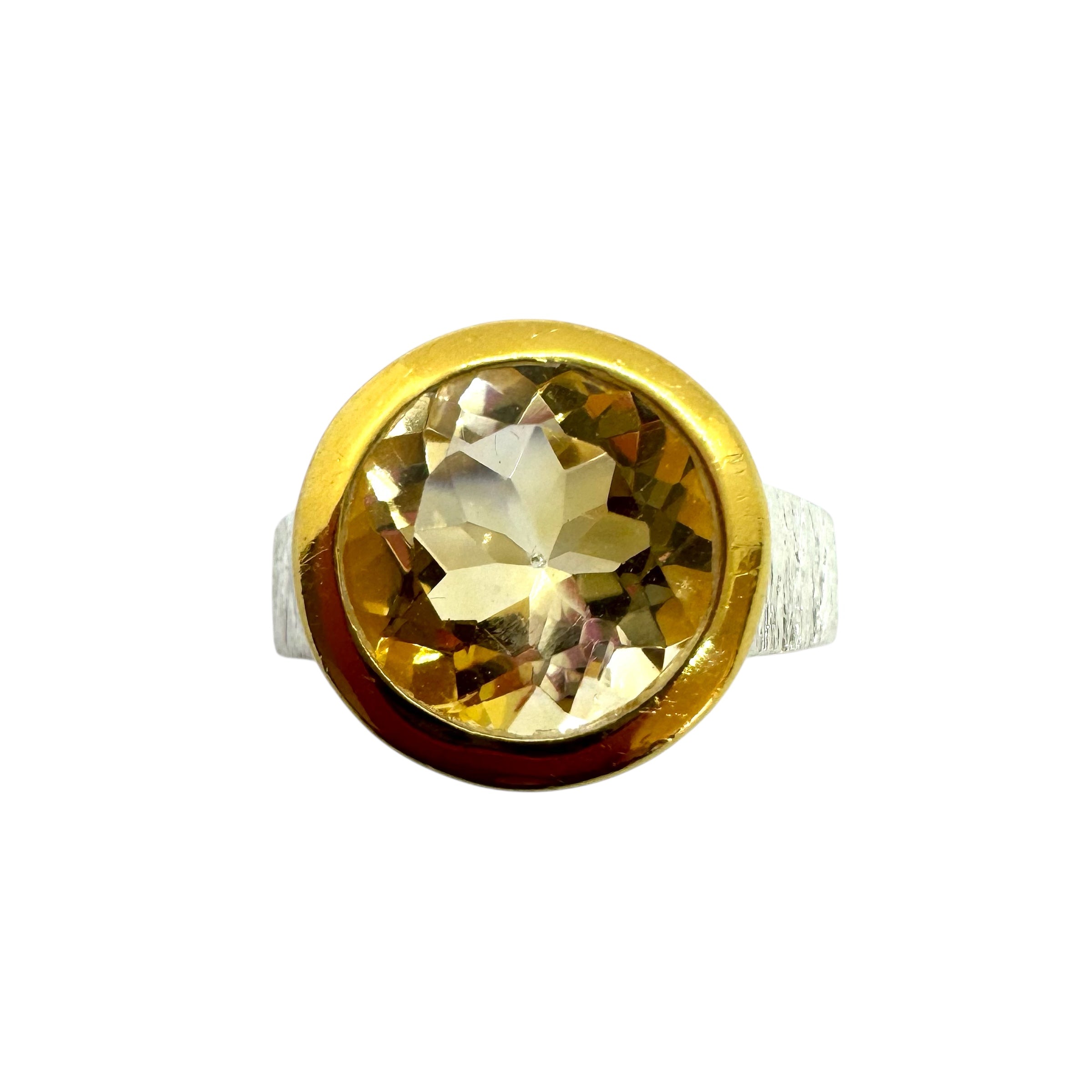 Anel em prata com citrino lapidado em diamante e detalhes em prata dourada
