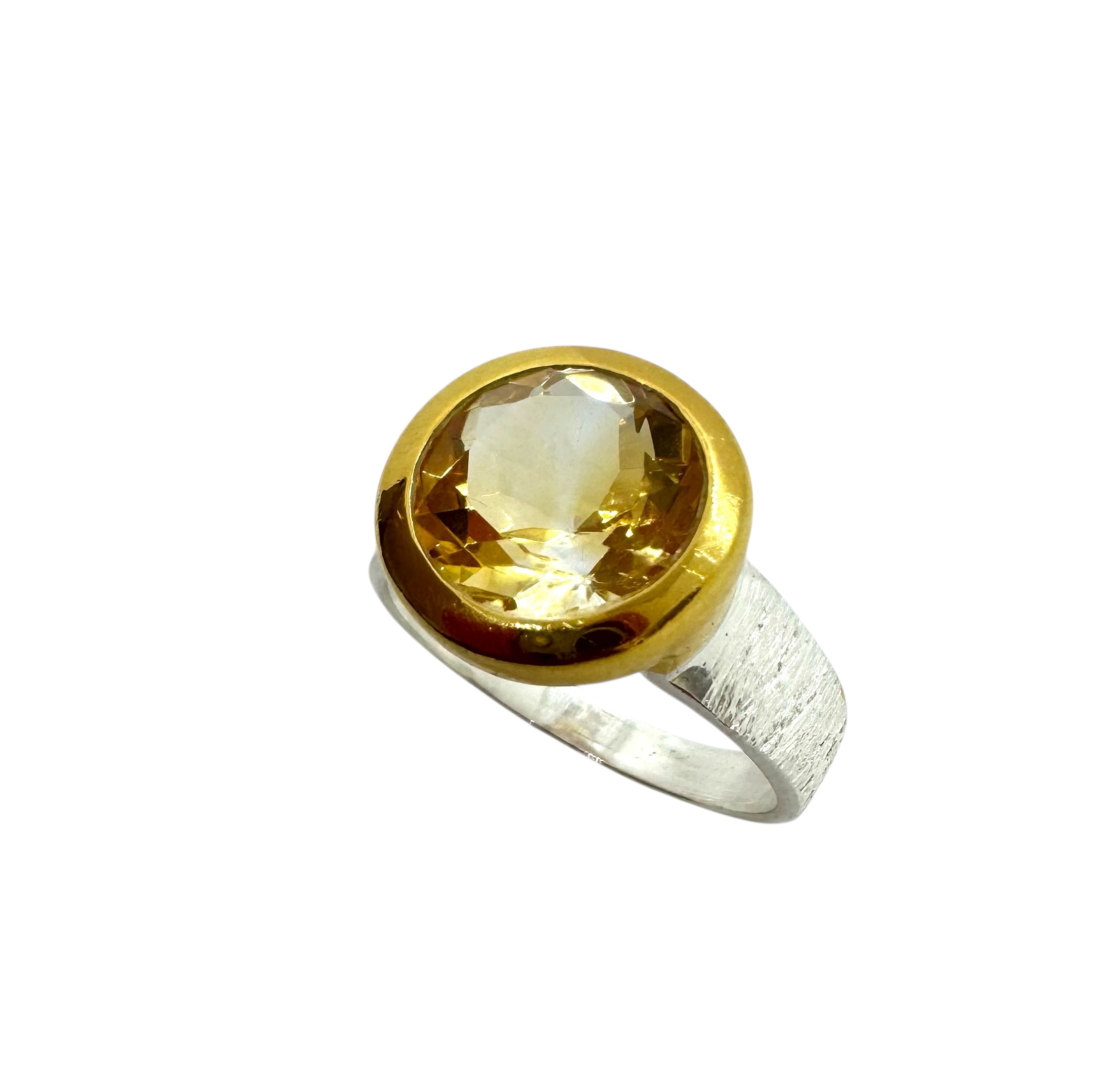 Anel em prata com citrino lapidado em diamante e detalhes em prata dourada