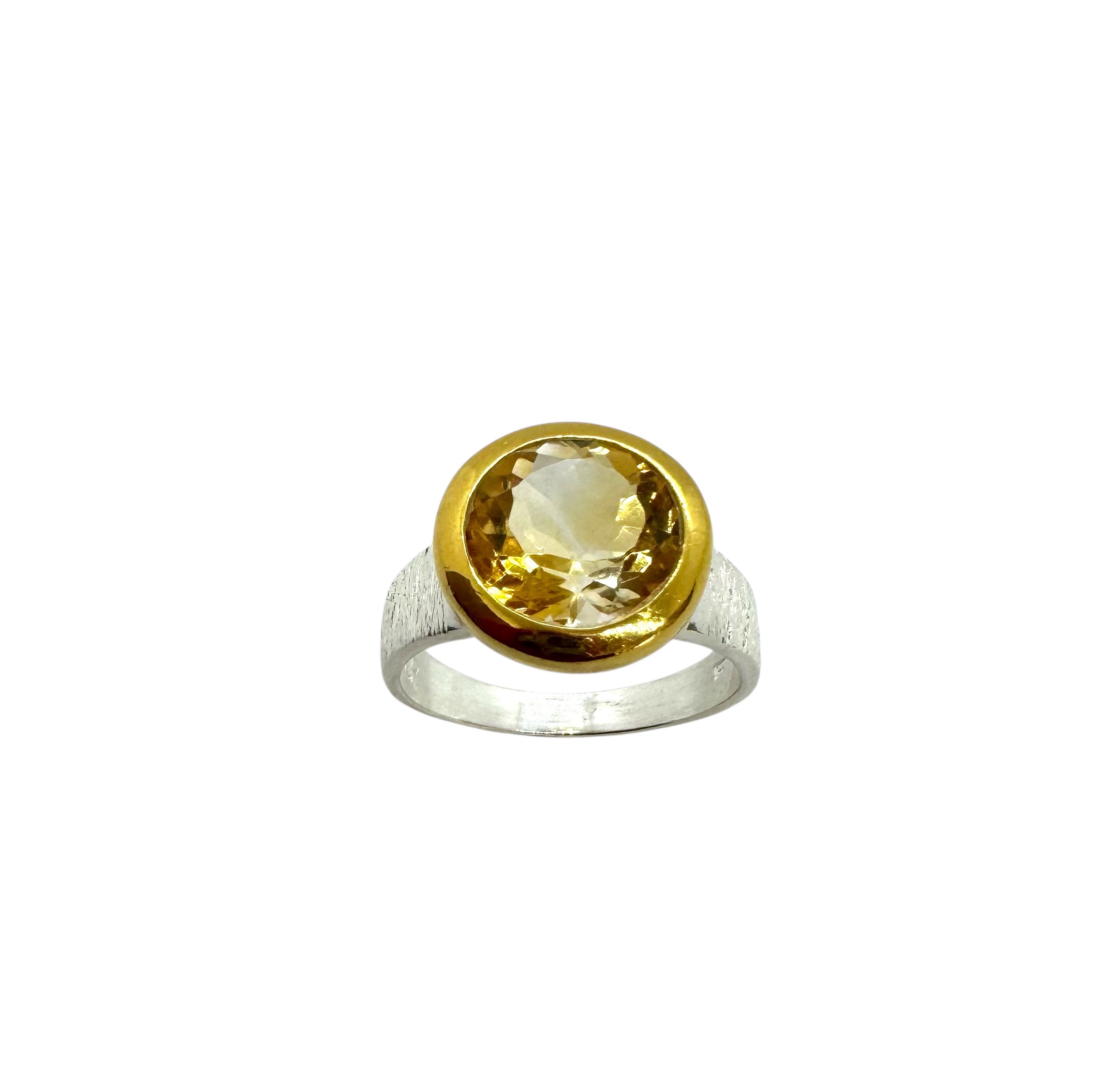 Anel em prata com citrino lapidado em diamante e detalhes em prata dourada