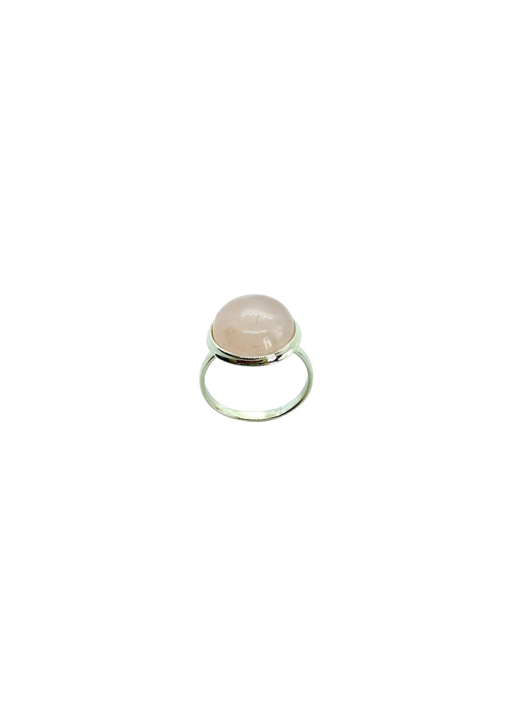 Anel em prata de lei com cabochão redondo de quartzo rosa
