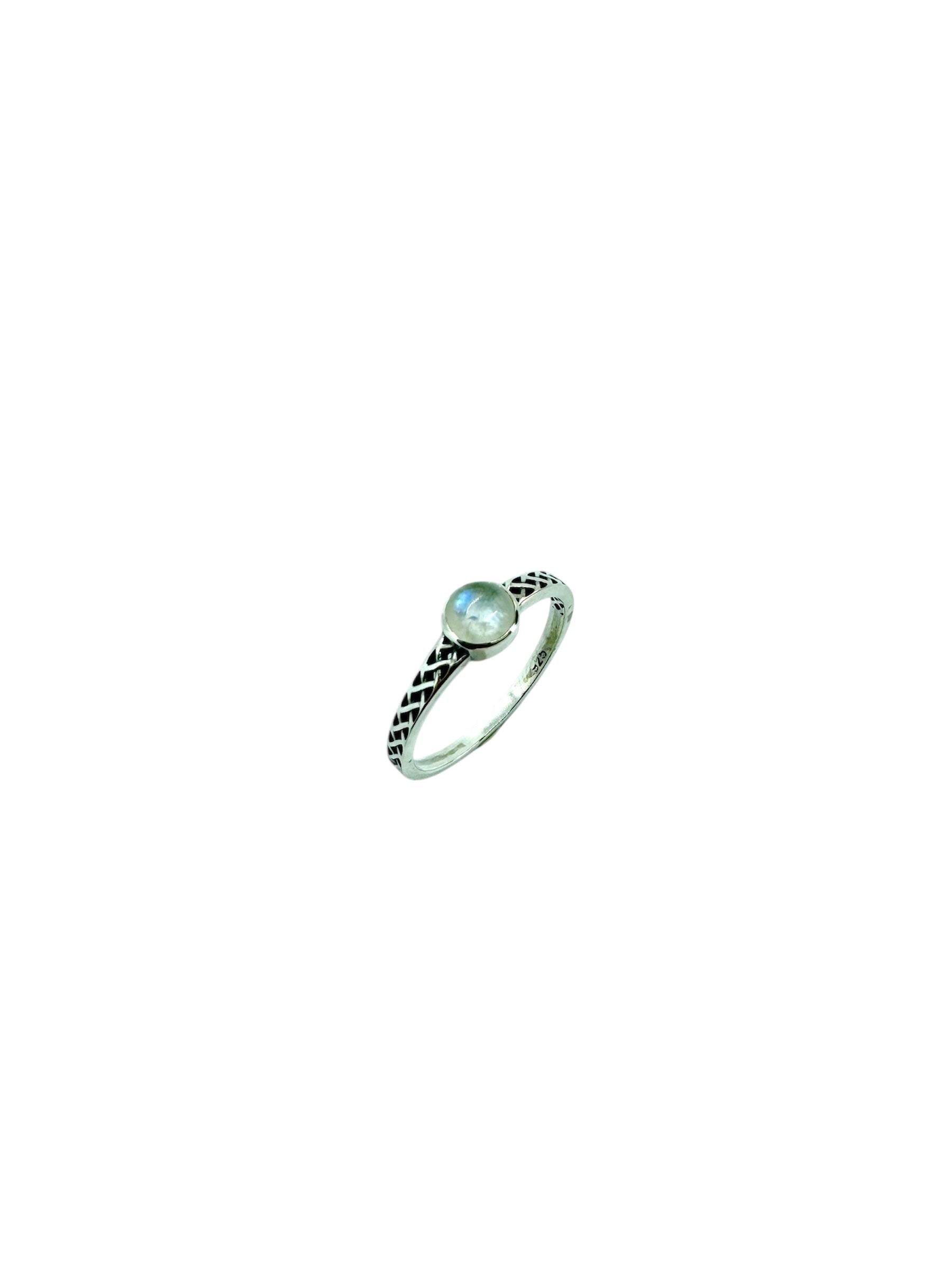 Anel minimalista em prata de lei com cabochão de pedra da lua lisa