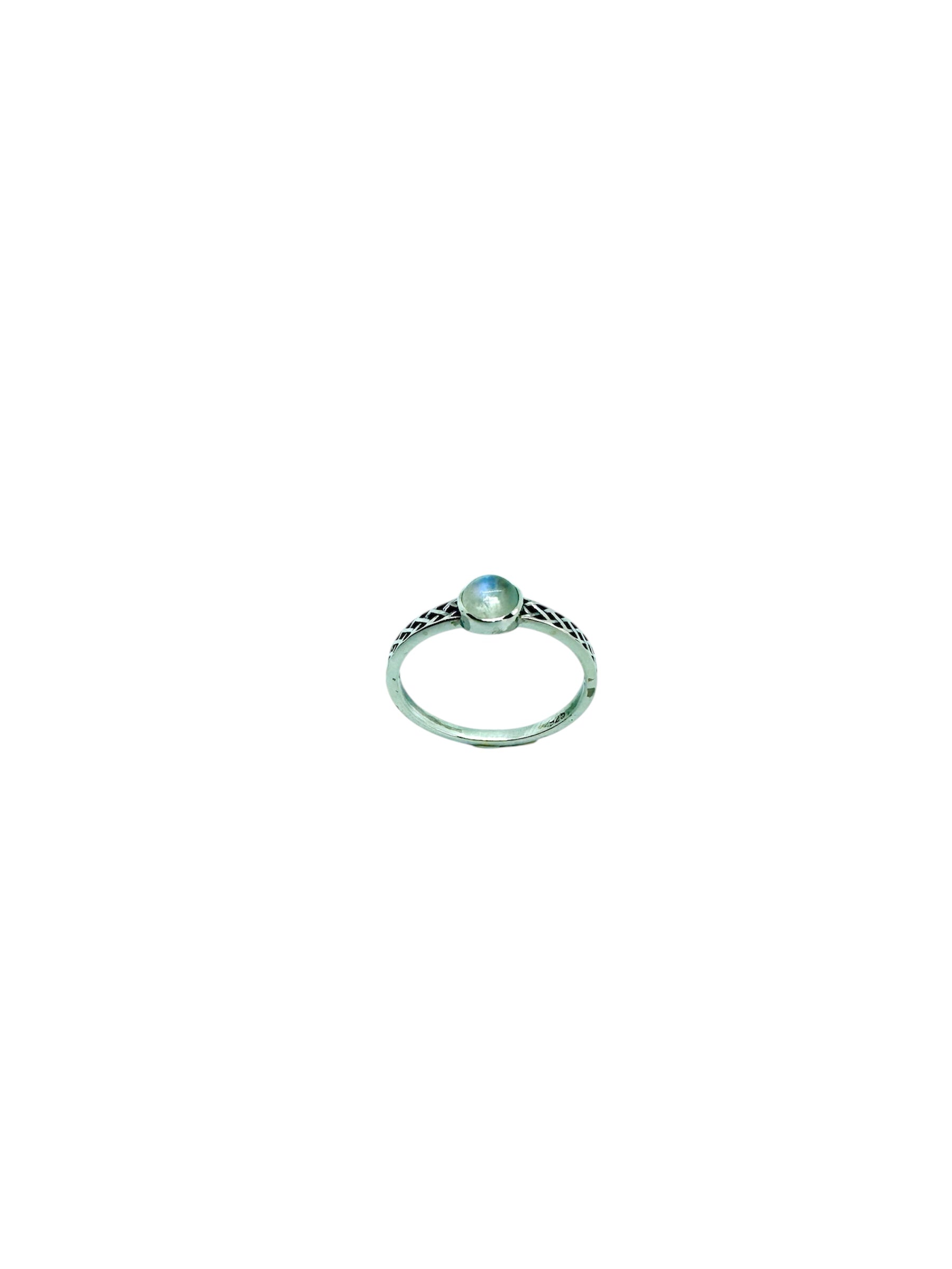 Anel minimalista em prata de lei com cabochão de pedra da lua lisa