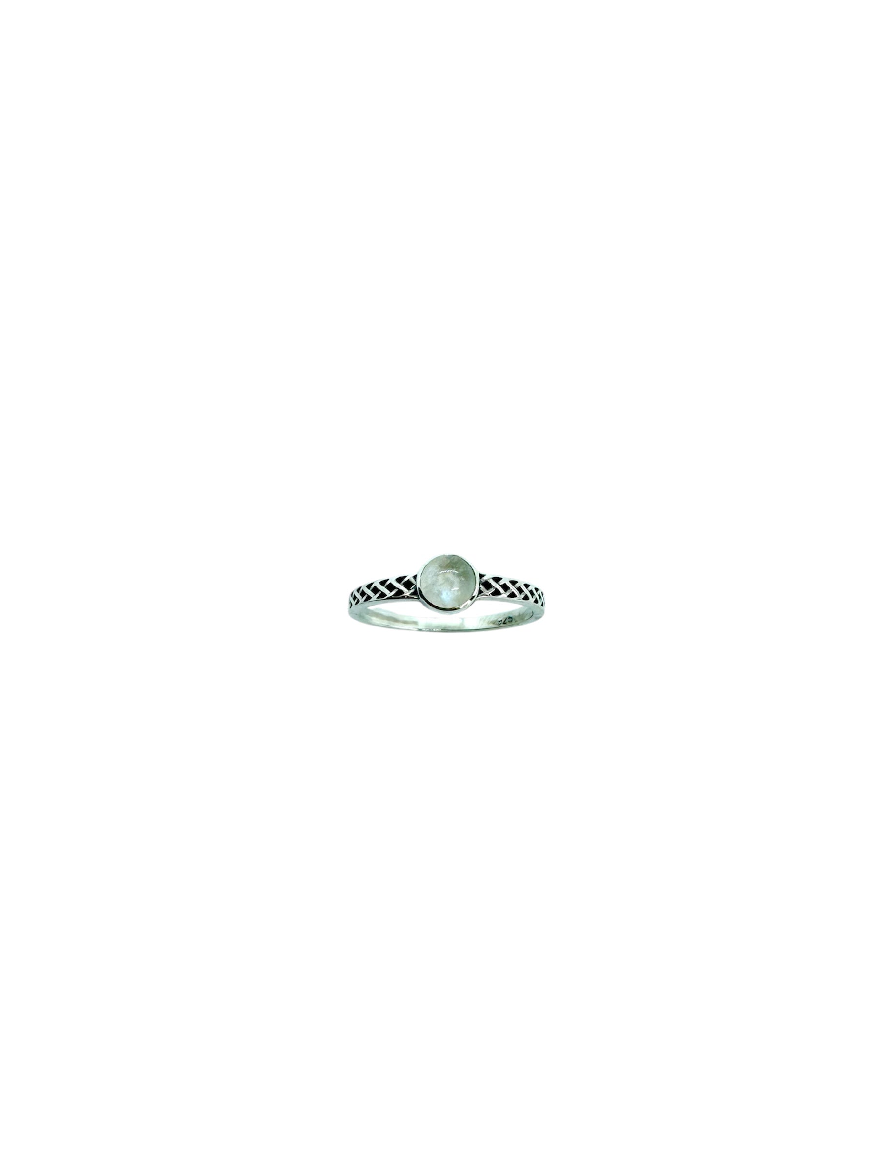 Anel minimalista em prata de lei com cabochão de pedra da lua lisa