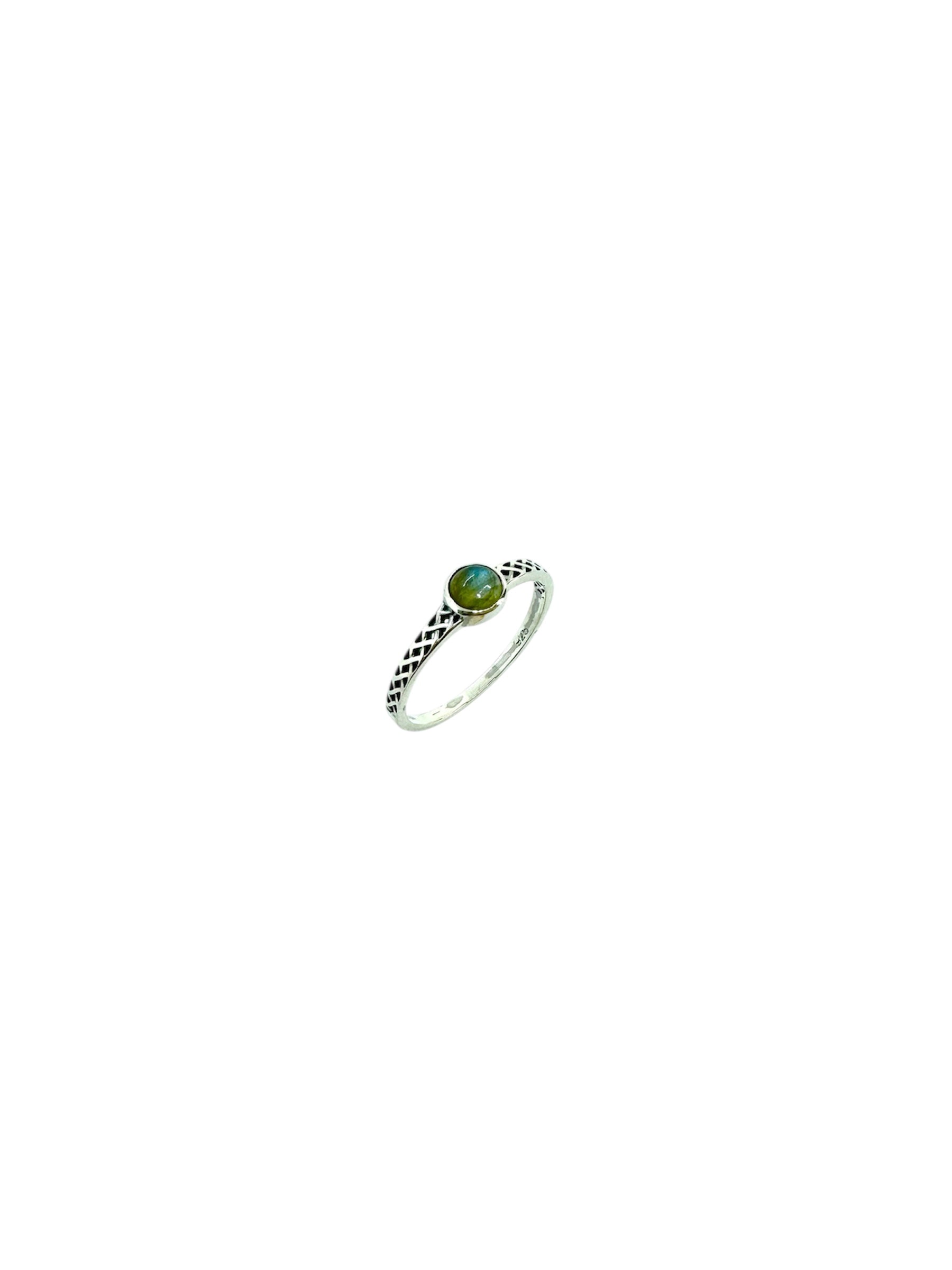 Anel minimalista em prata de lei com um cabochão turquesa suave