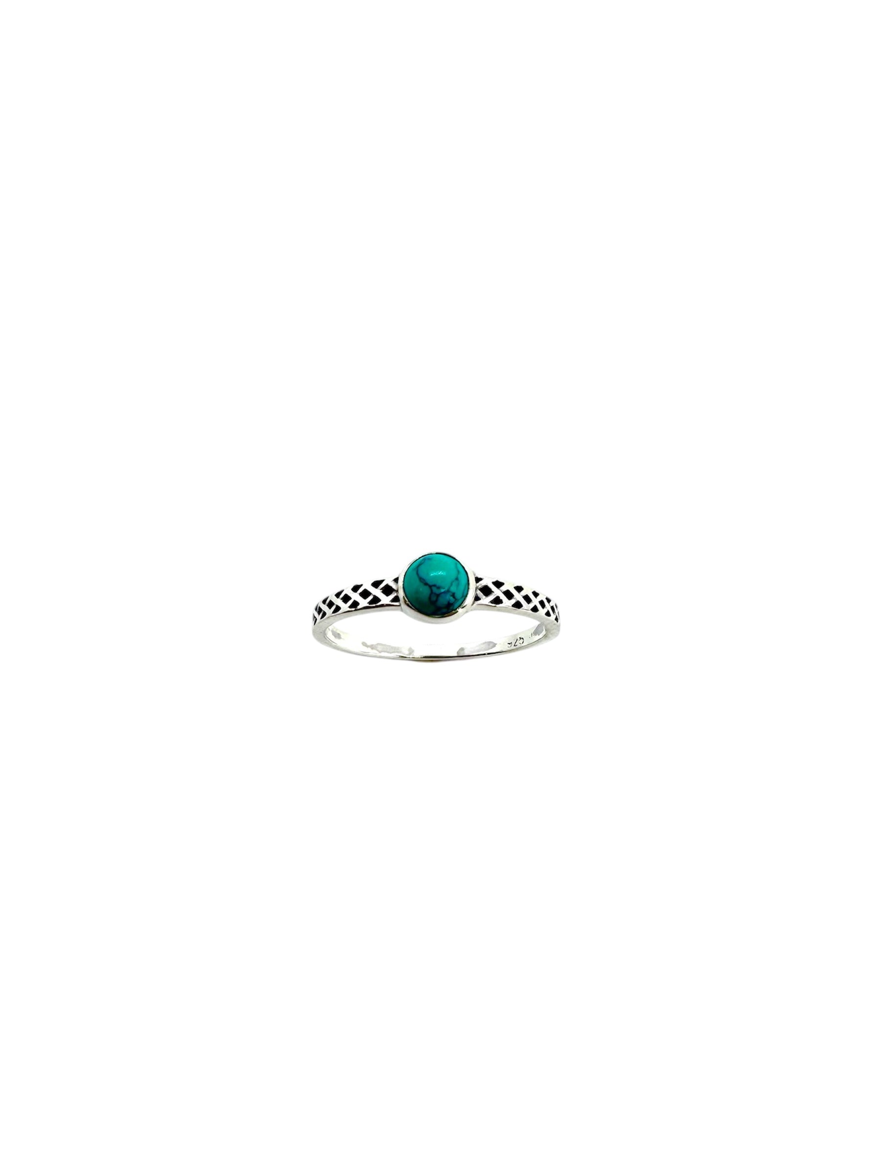 Anel minimalista em prata de lei com um cabochão turquesa suave