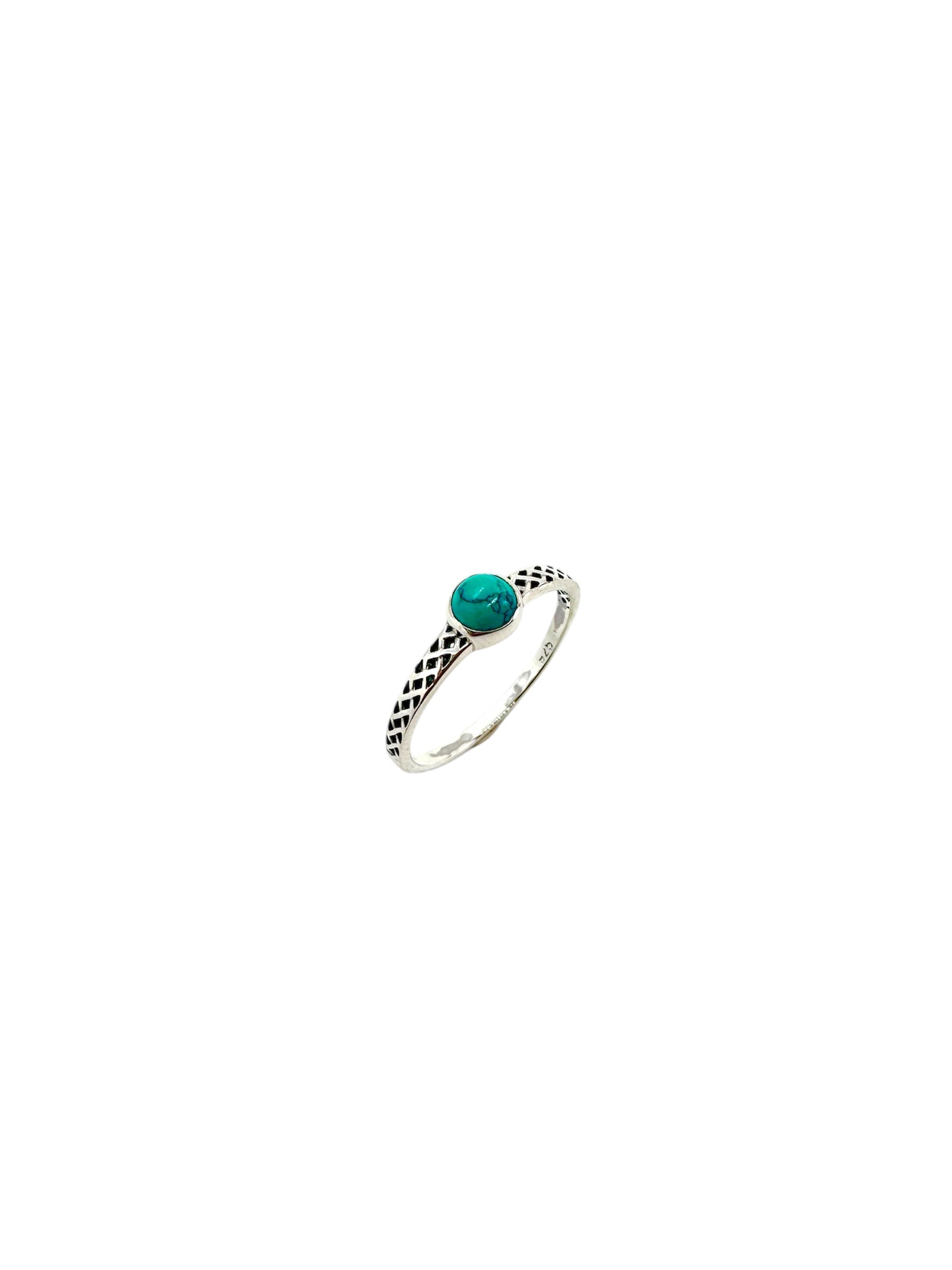 Anel minimalista em prata de lei com um cabochão turquesa suave