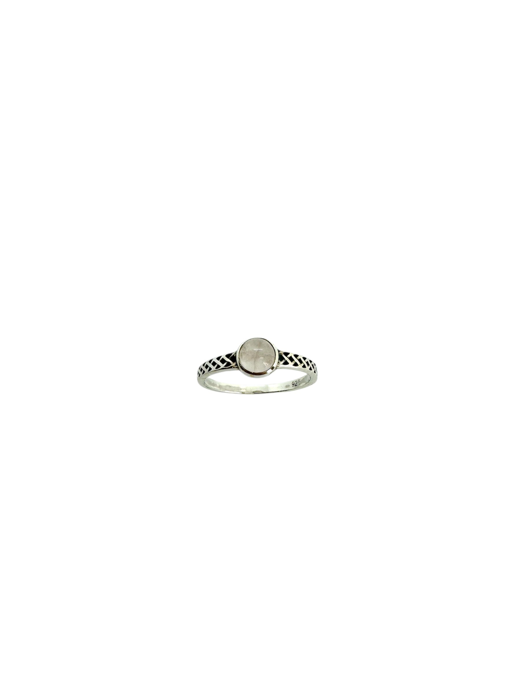 Anel minimalista em prata de lei com cabochão de quartzo rosa liso