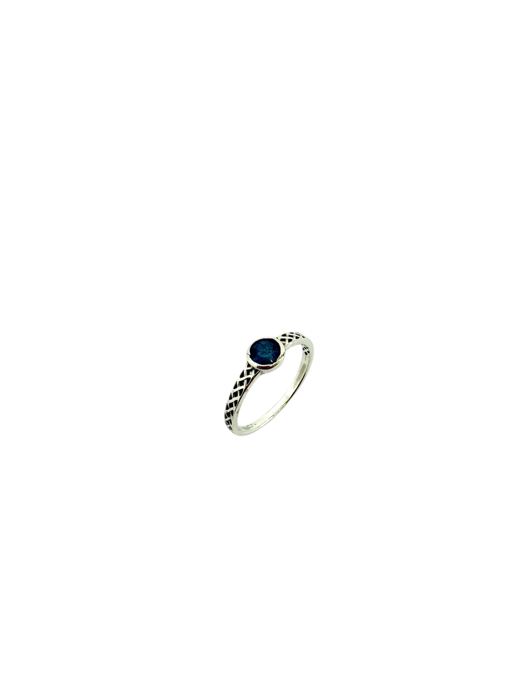 Anel minimalista em prata de lei com um cabochão de safira azul suave