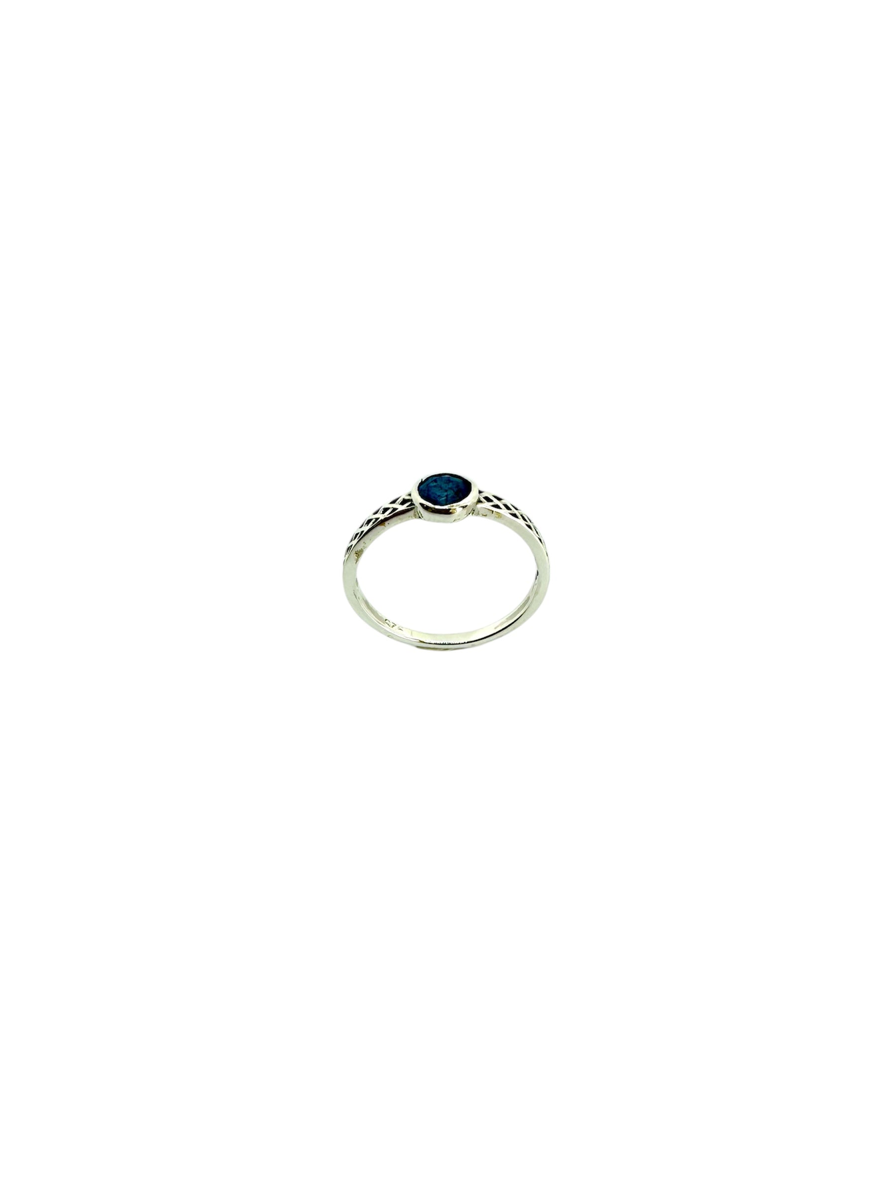 Anel minimalista em prata de lei com um cabochão de safira azul suave