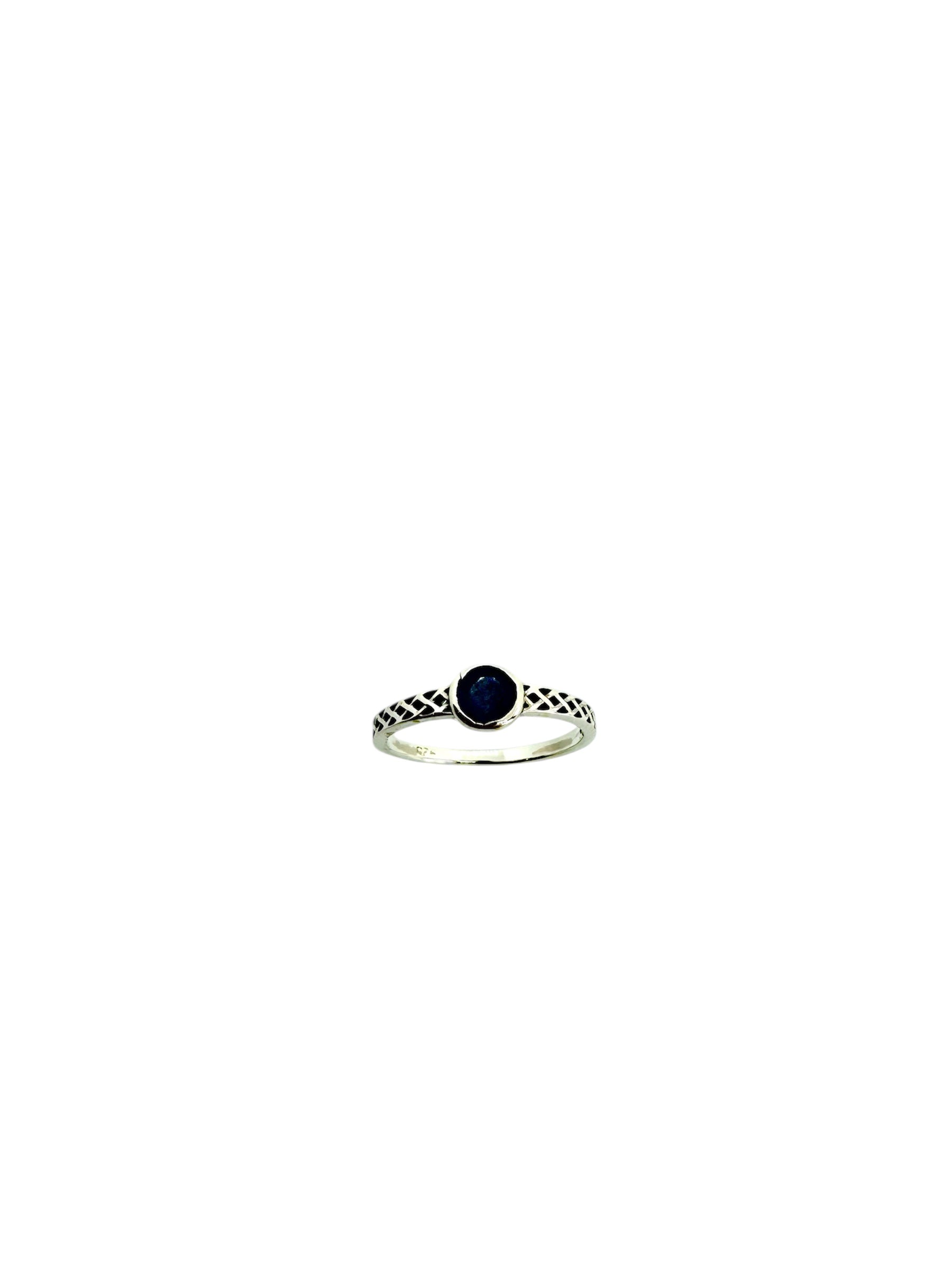 Anel minimalista em prata de lei com um cabochão de safira azul suave