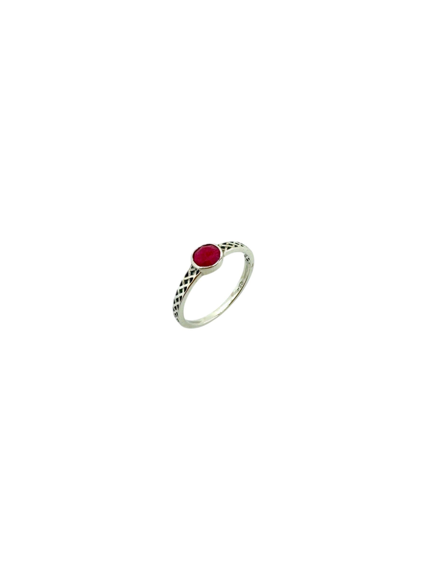 Anel minimalista em prata de lei com cabochão liso de rubi