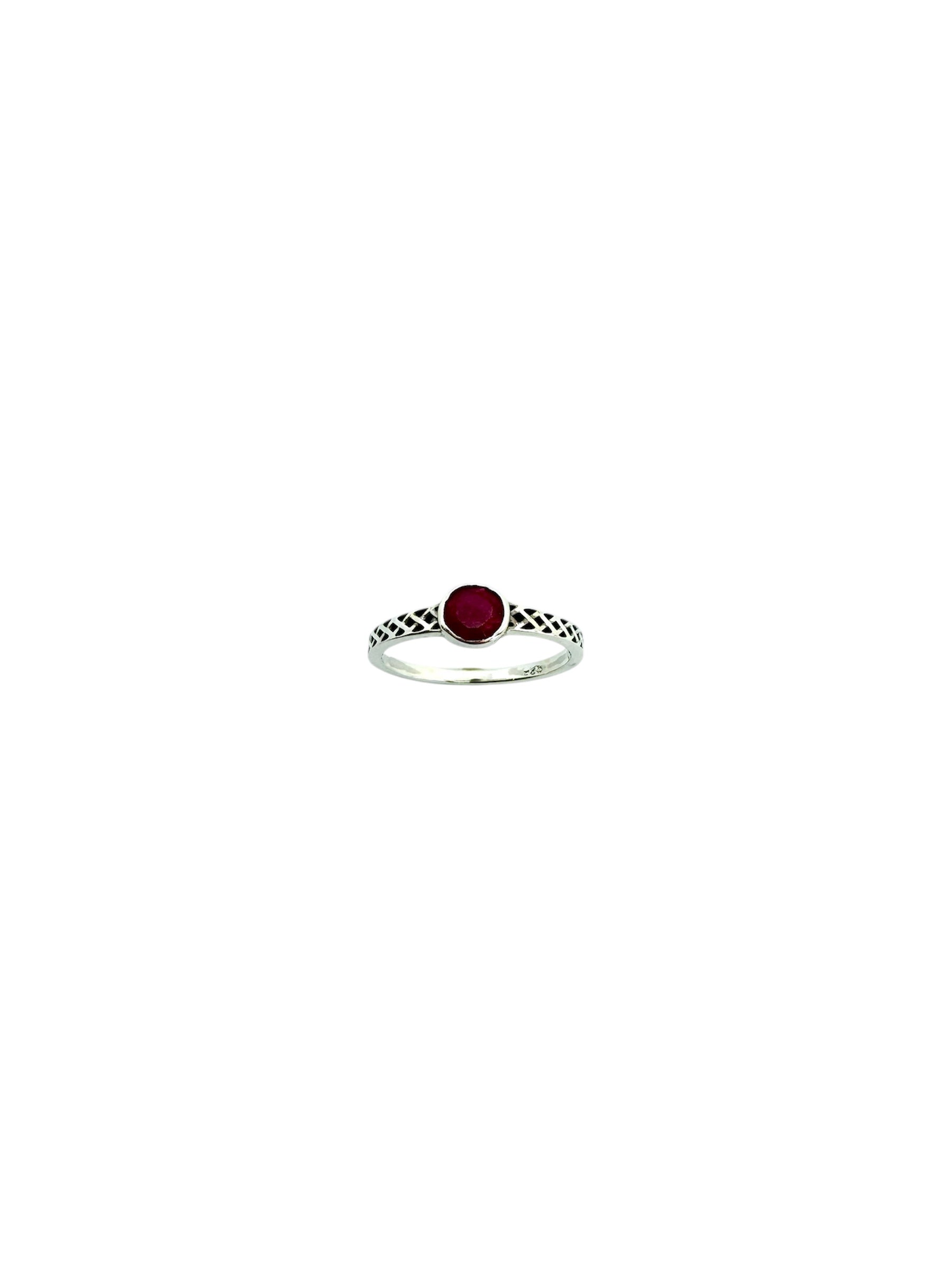 Anel minimalista em prata de lei com cabochão liso de rubi