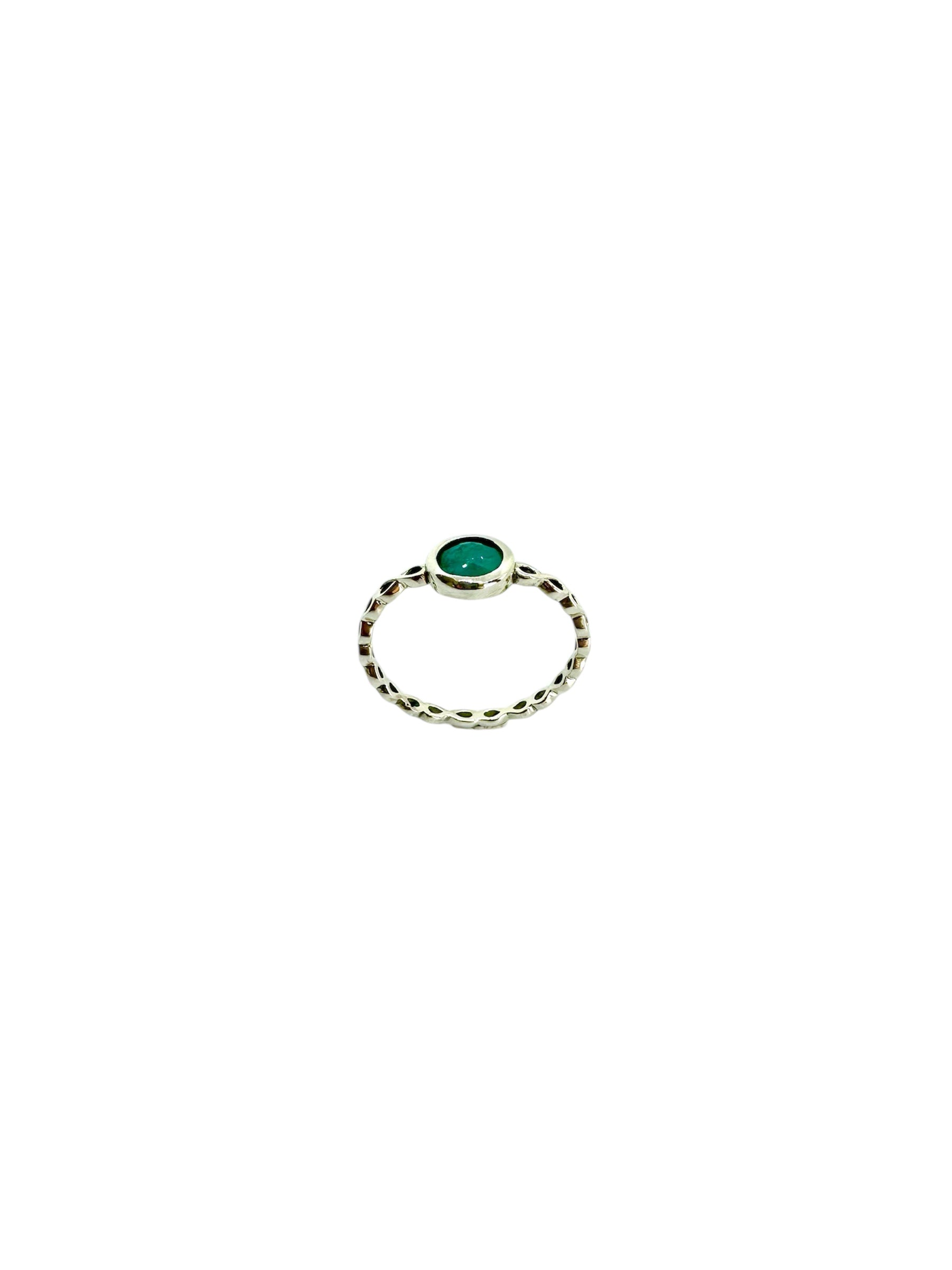 Cabochão redondo de esmeralda e prata de lei entrançada