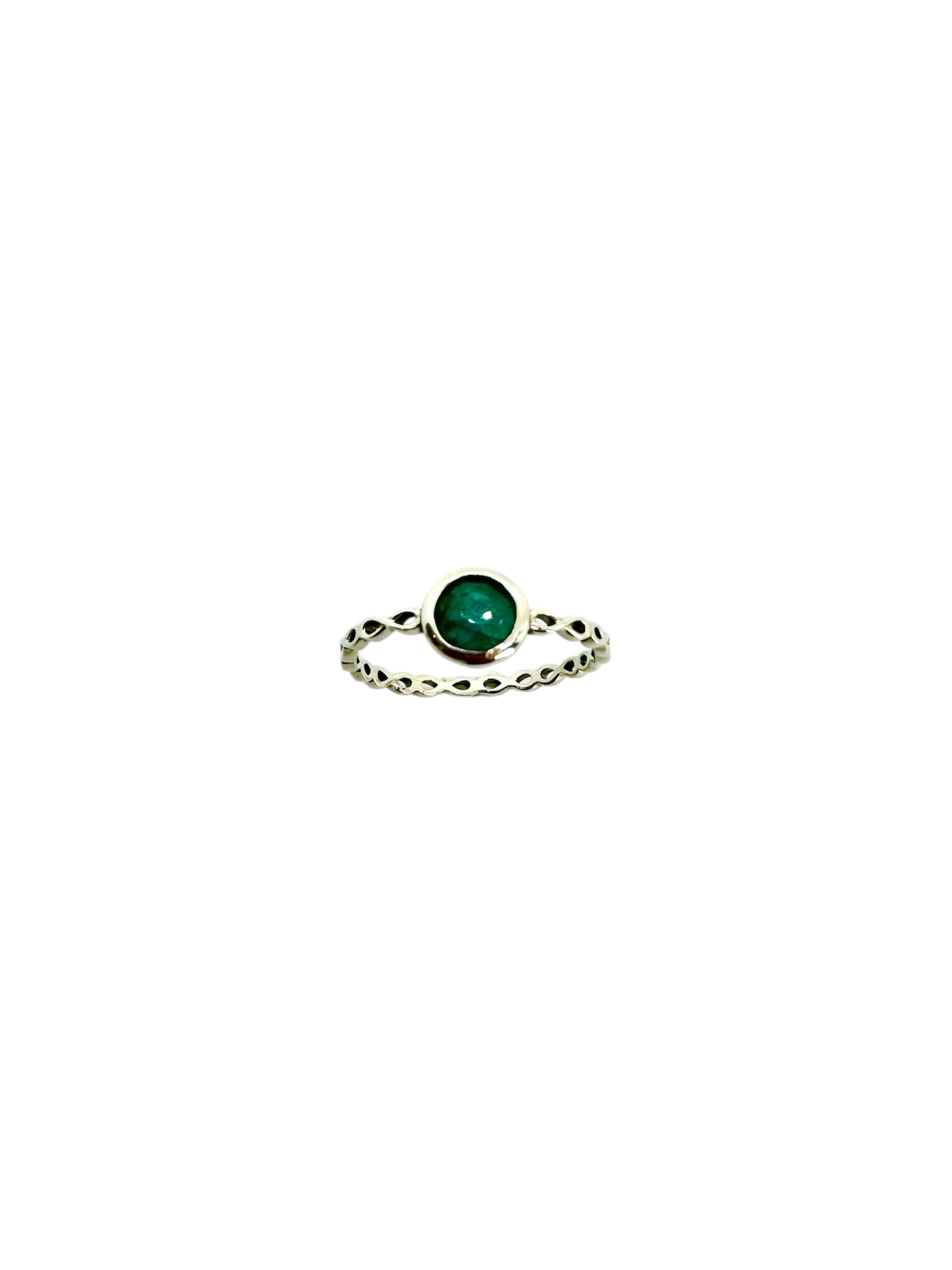 Cabochão redondo de esmeralda e prata de lei entrançada