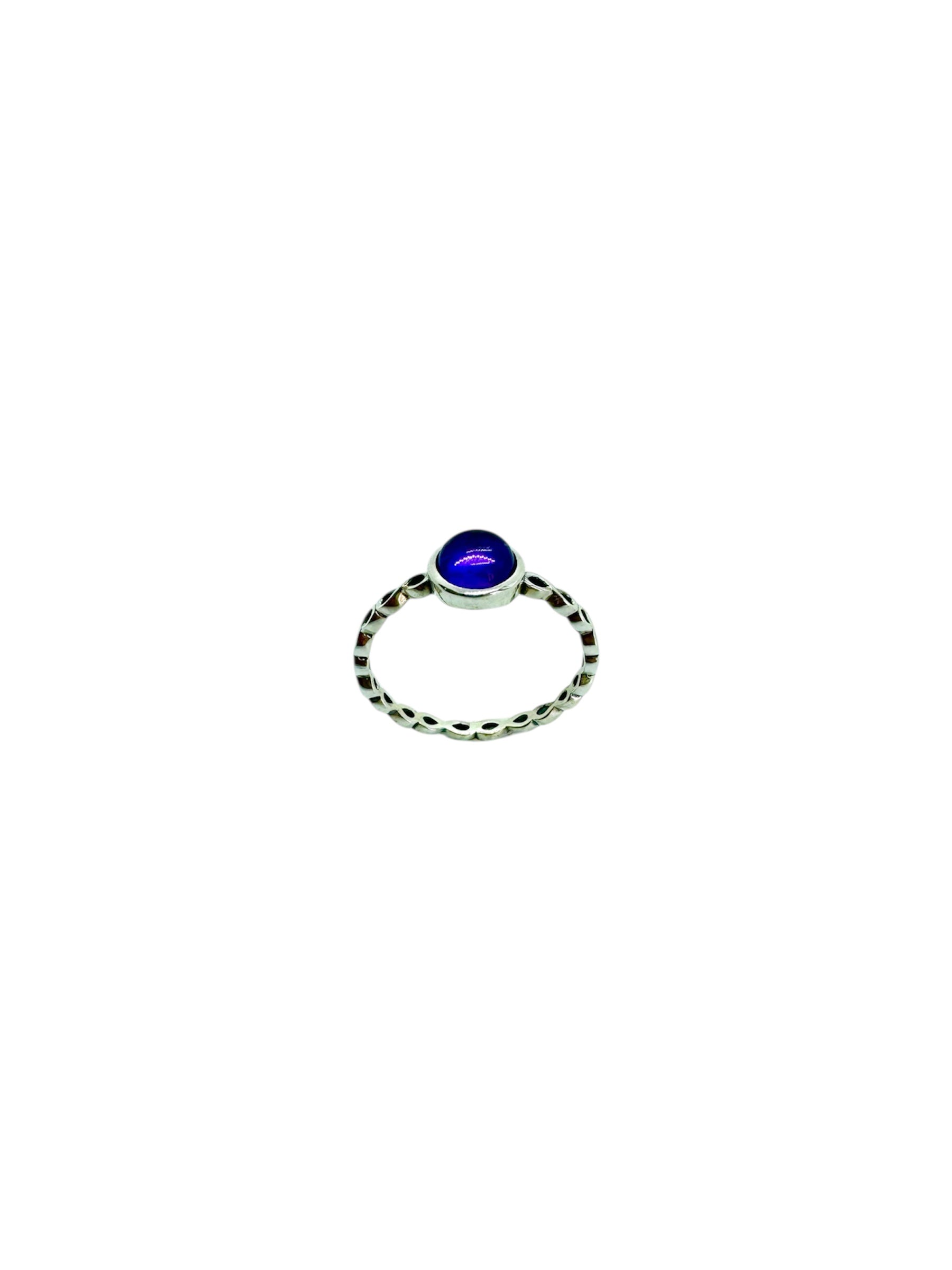 Cabochão redondo de ametista e prata de lei entrançada