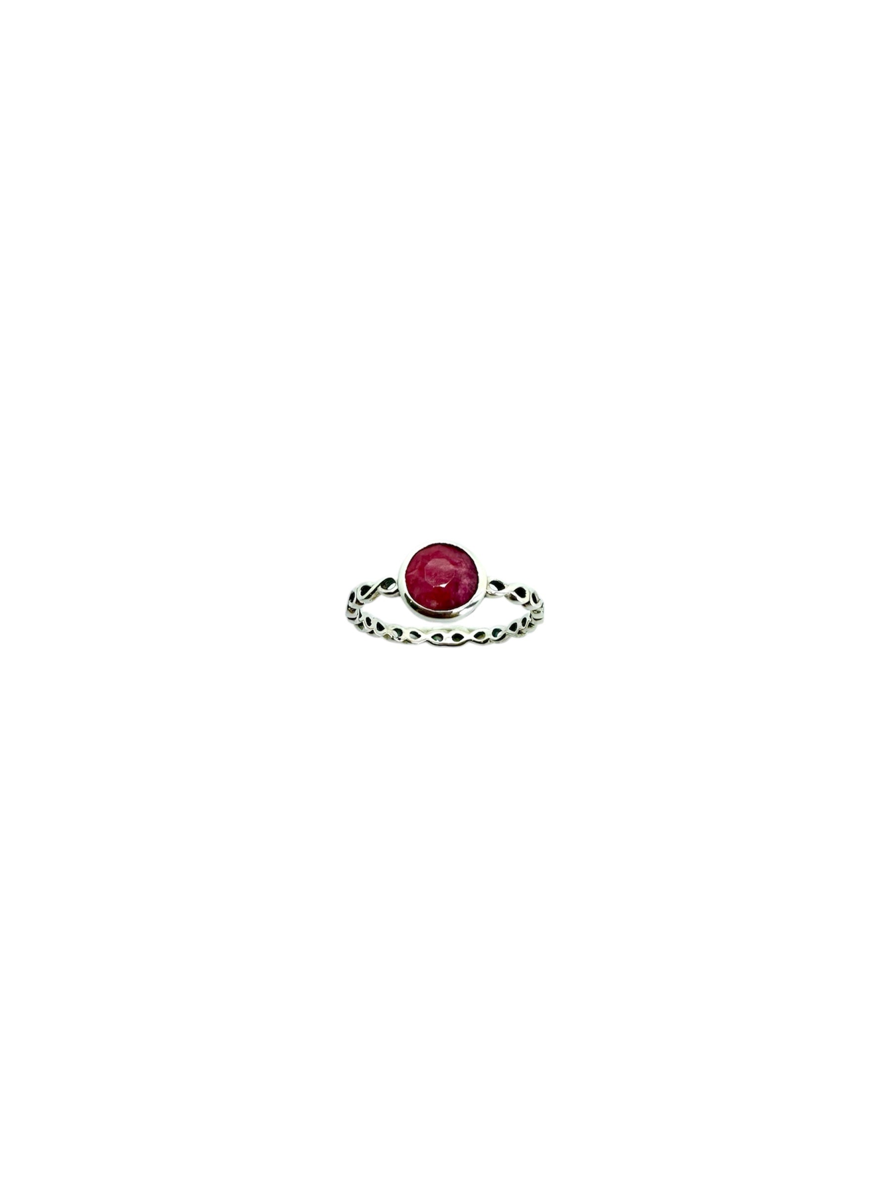 Cabochão redondo de rubi e prata de lei entrançada