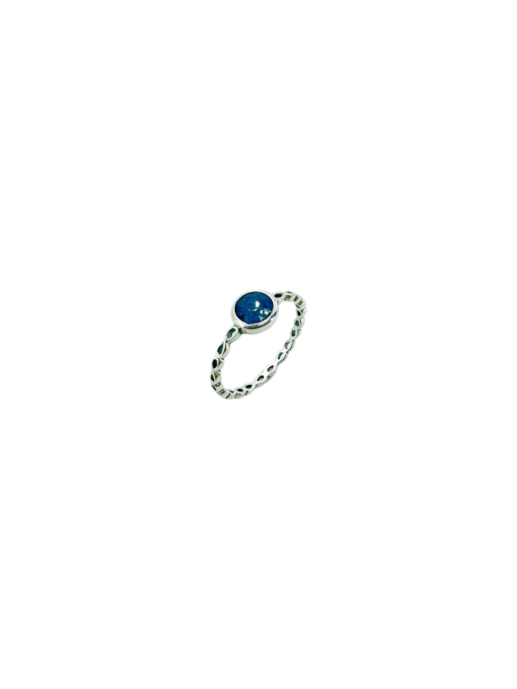Cabochão redondo de safira azul e prata de lei entrançada