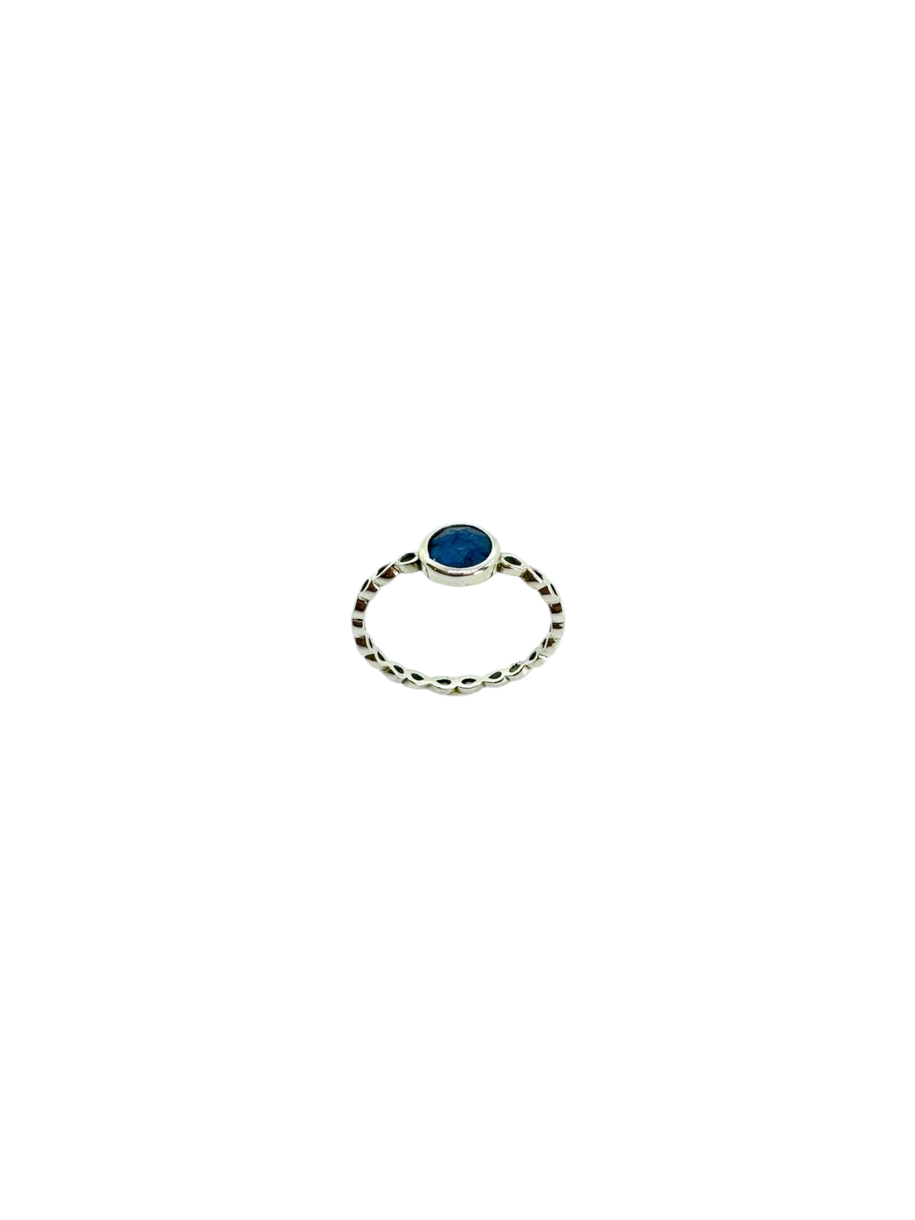 Cabochão redondo de safira azul e prata de lei entrançada