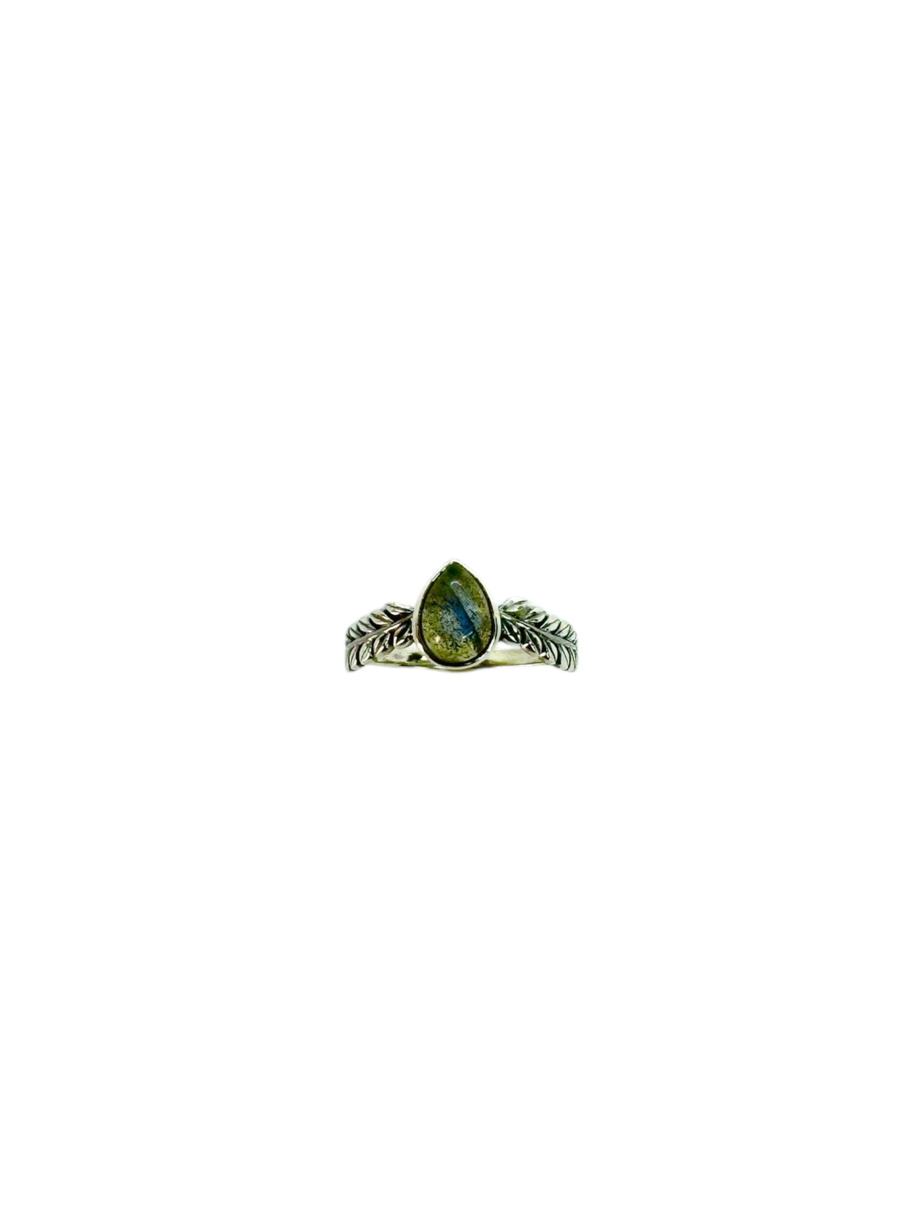 Anel Leaf Whisper – Cabochão de Labradorite