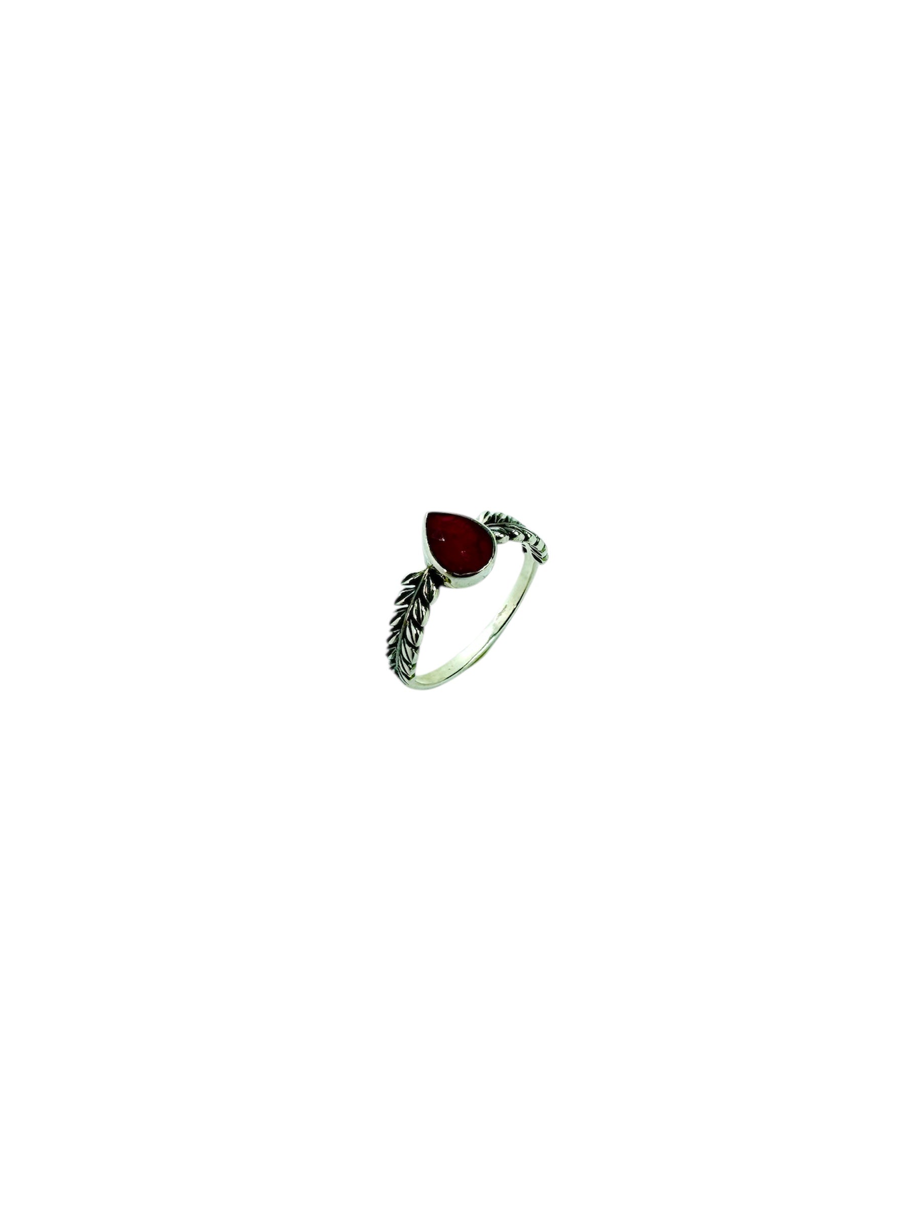 Anel Leaf Whisper – Cabochão de Rubi