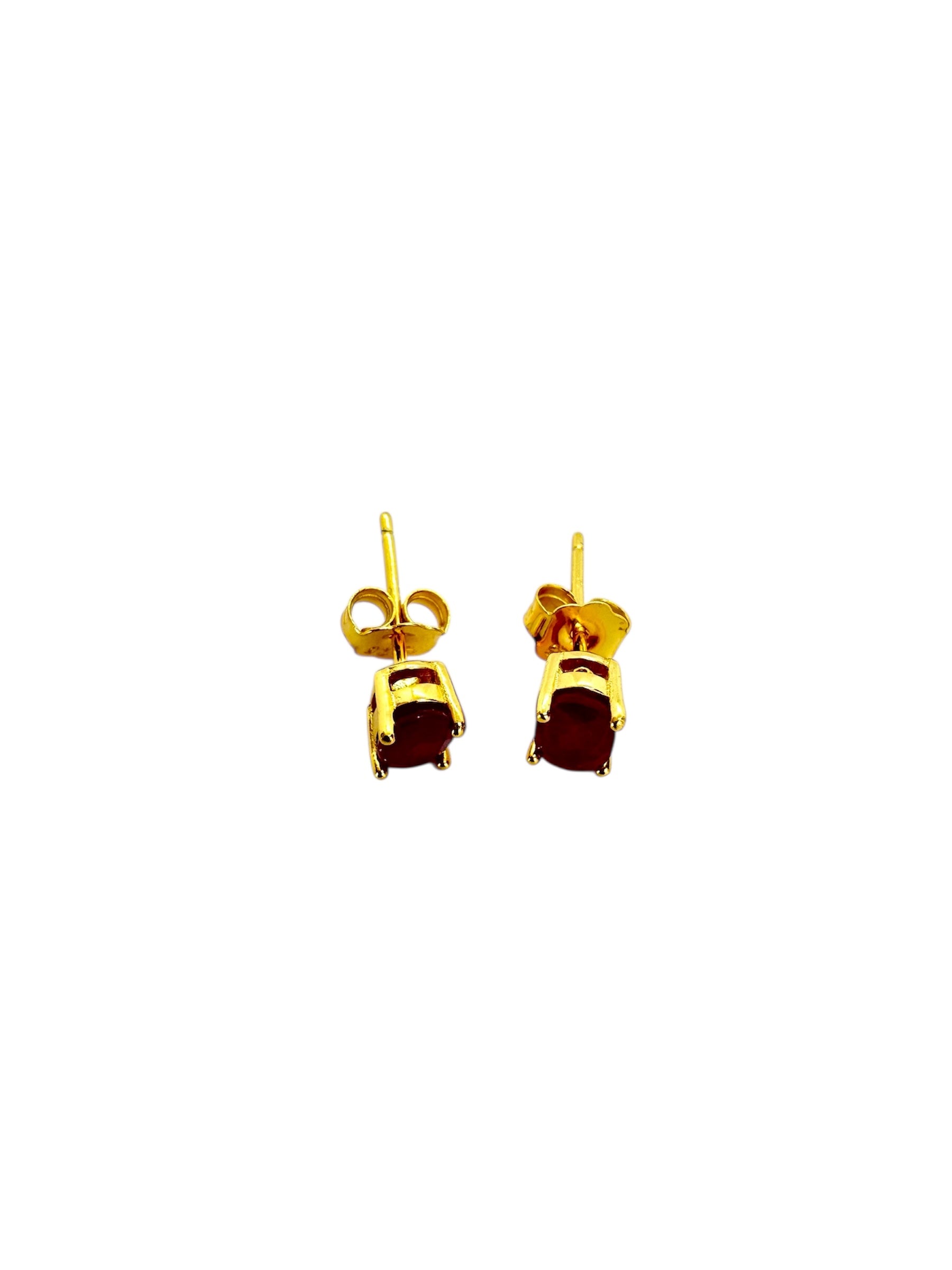 Brincos com prata banhada a ouro e rubis ovais facetados