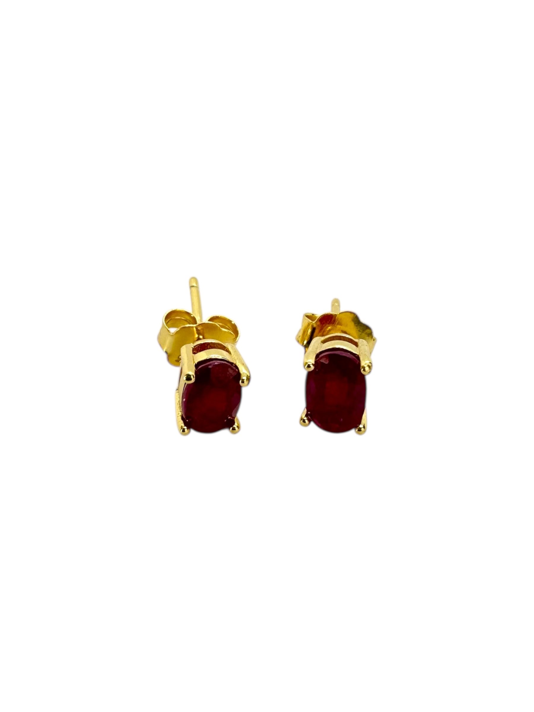 Brincos com prata banhada a ouro e rubis ovais facetados