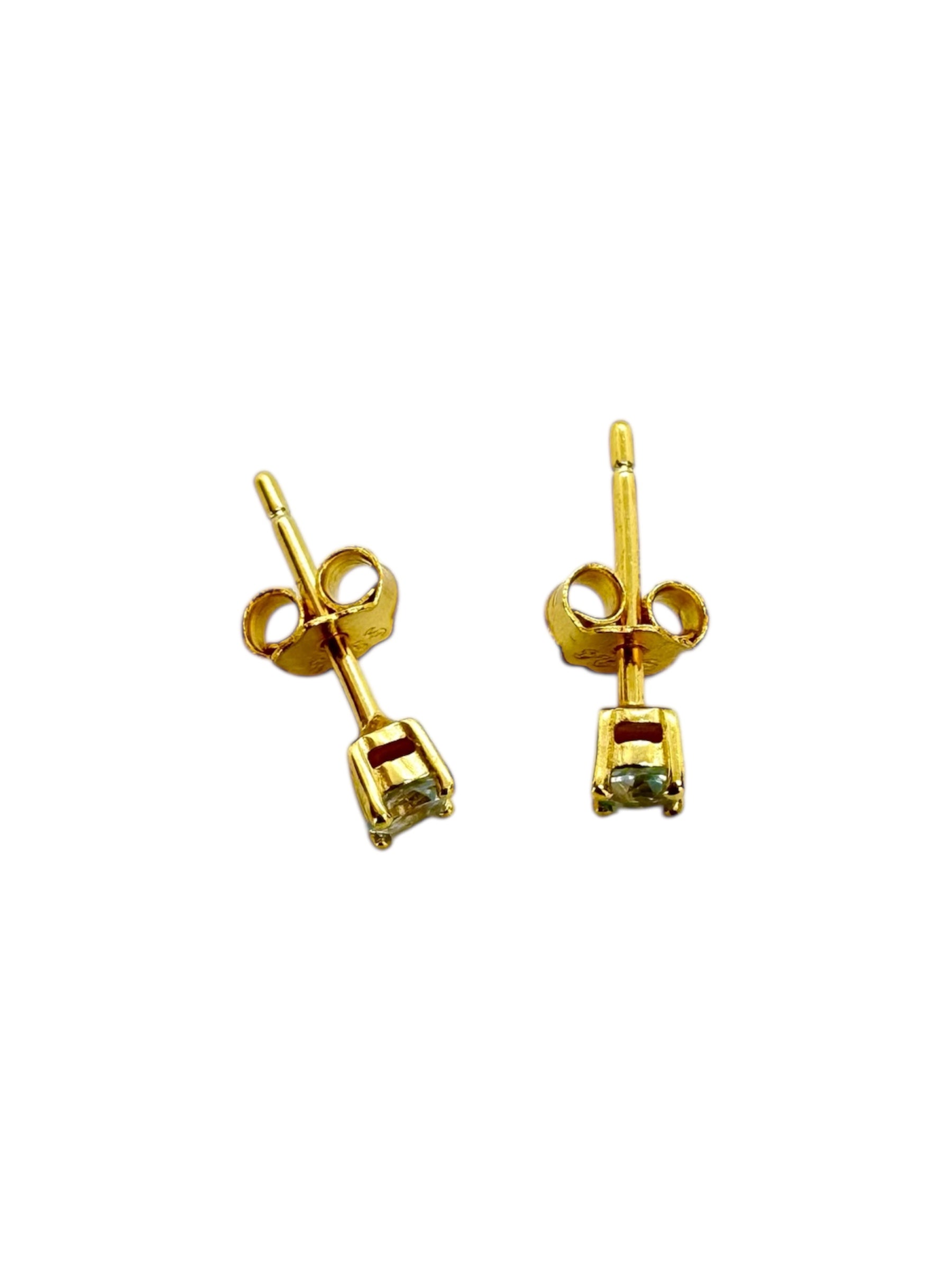 Brincos minimalistas com peridoto e prata banhada a ouro