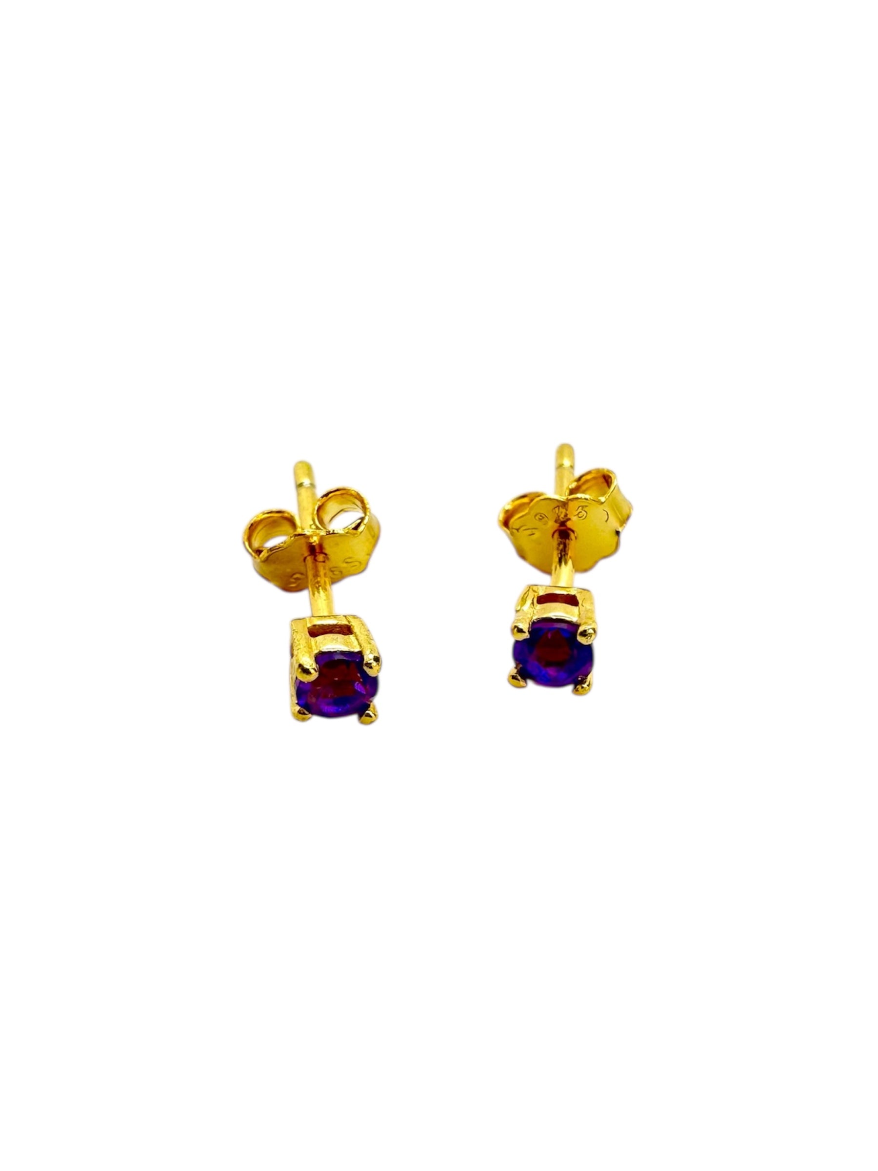 Brincos minimalistas com ametista e prata banhada a ouro