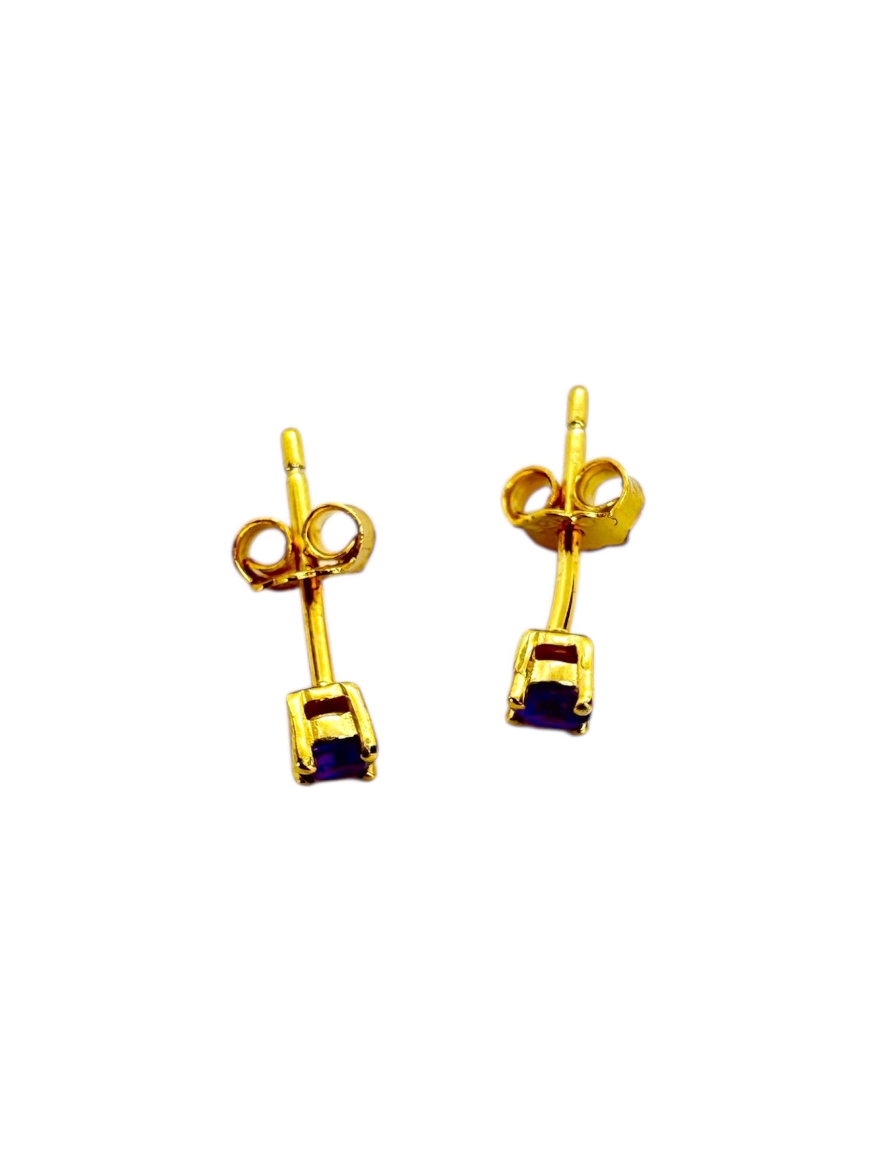 Brincos minimalistas com ametista e prata banhada a ouro