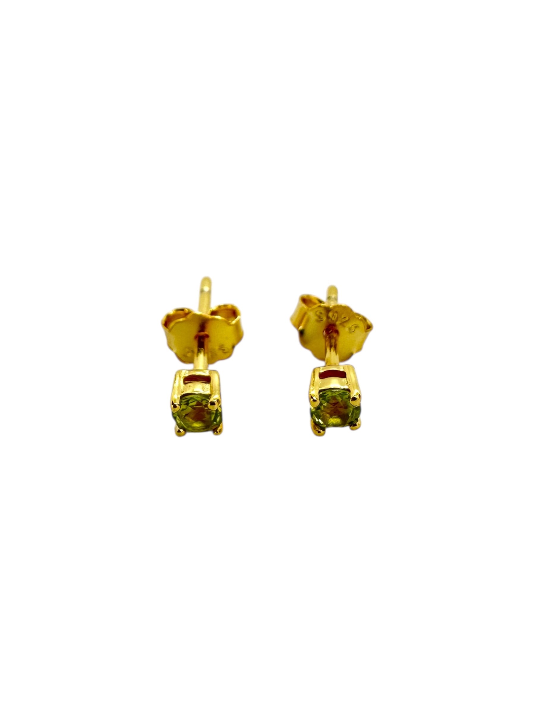 Brincos minimalistas com peridoto e prata banhada a ouro