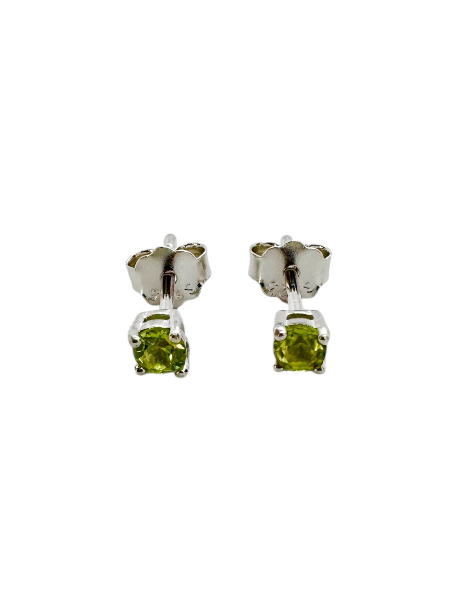 Brincos minimalistas de peridoto e prata