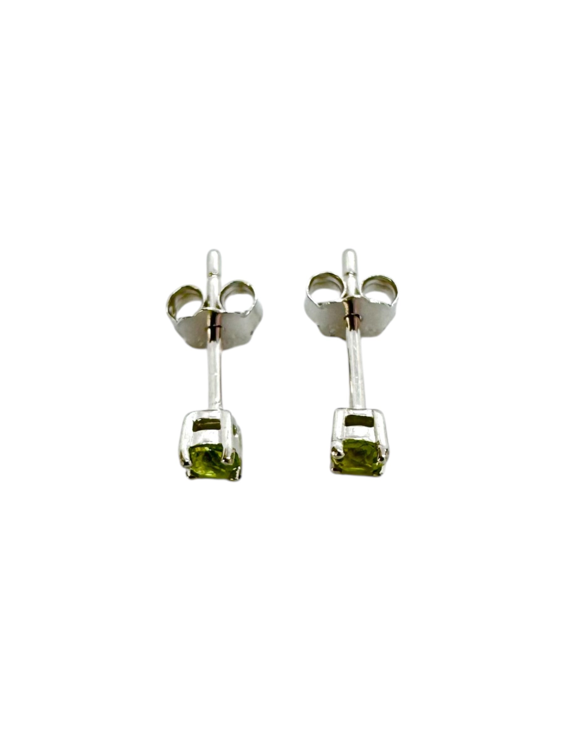 Brincos minimalistas de peridoto e prata