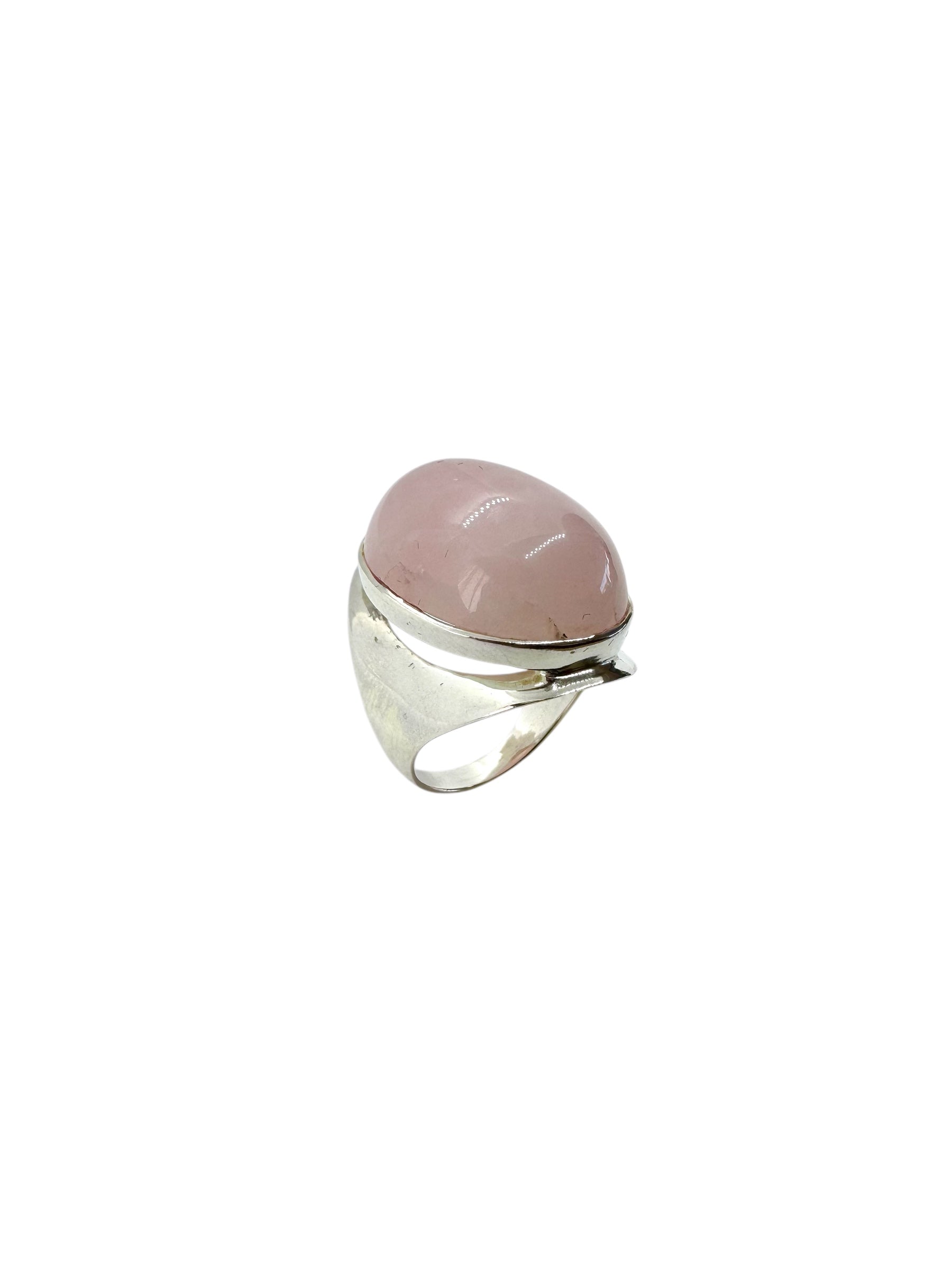 Anel grande oval de quartzo rosa e prata de lei