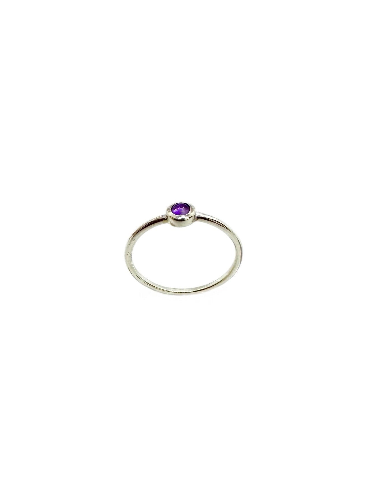 Pequeno cabochão de ametista e prata de lei