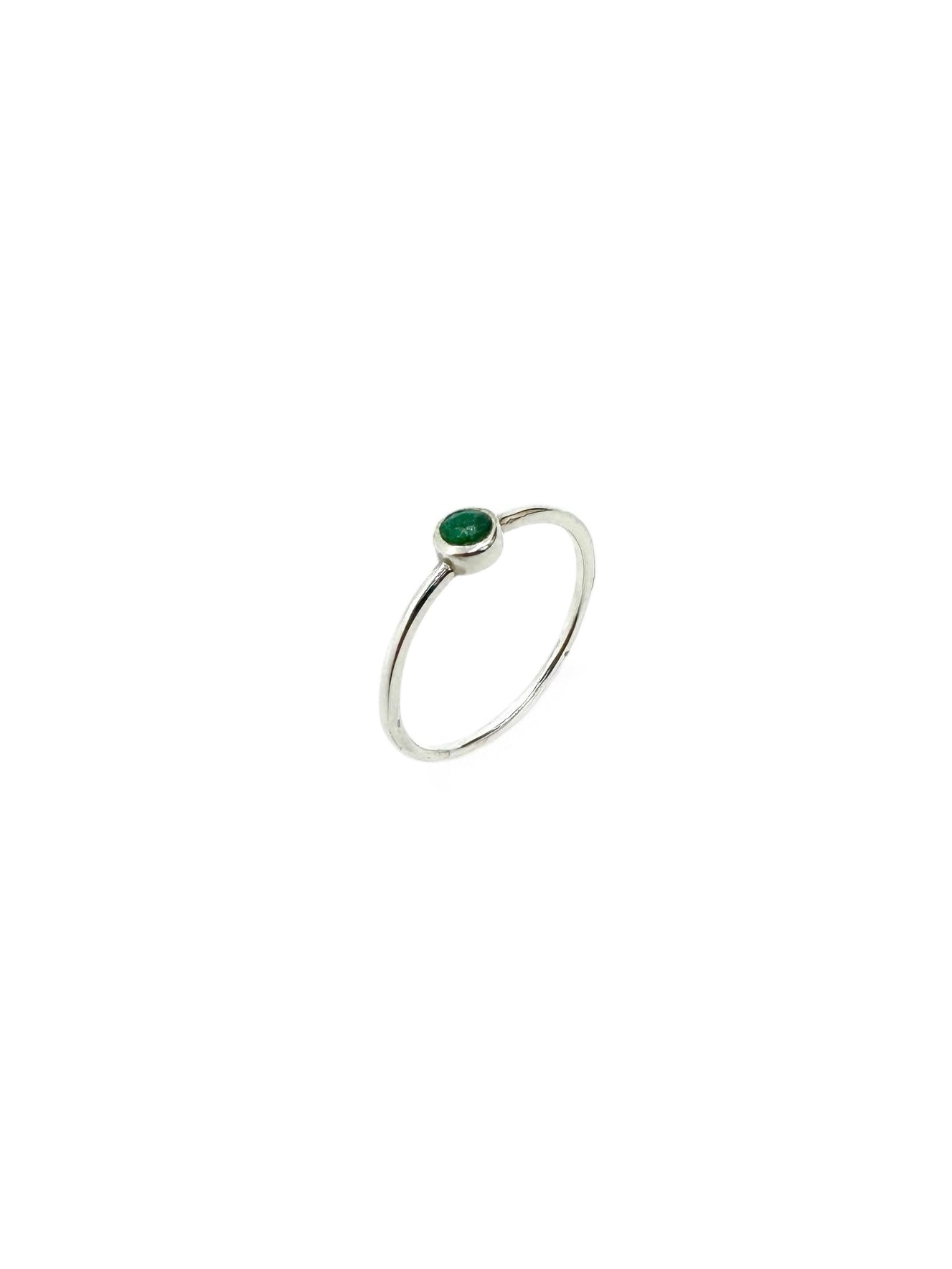 Pequeno Cabochão de Esmeralda e Prata de Lei