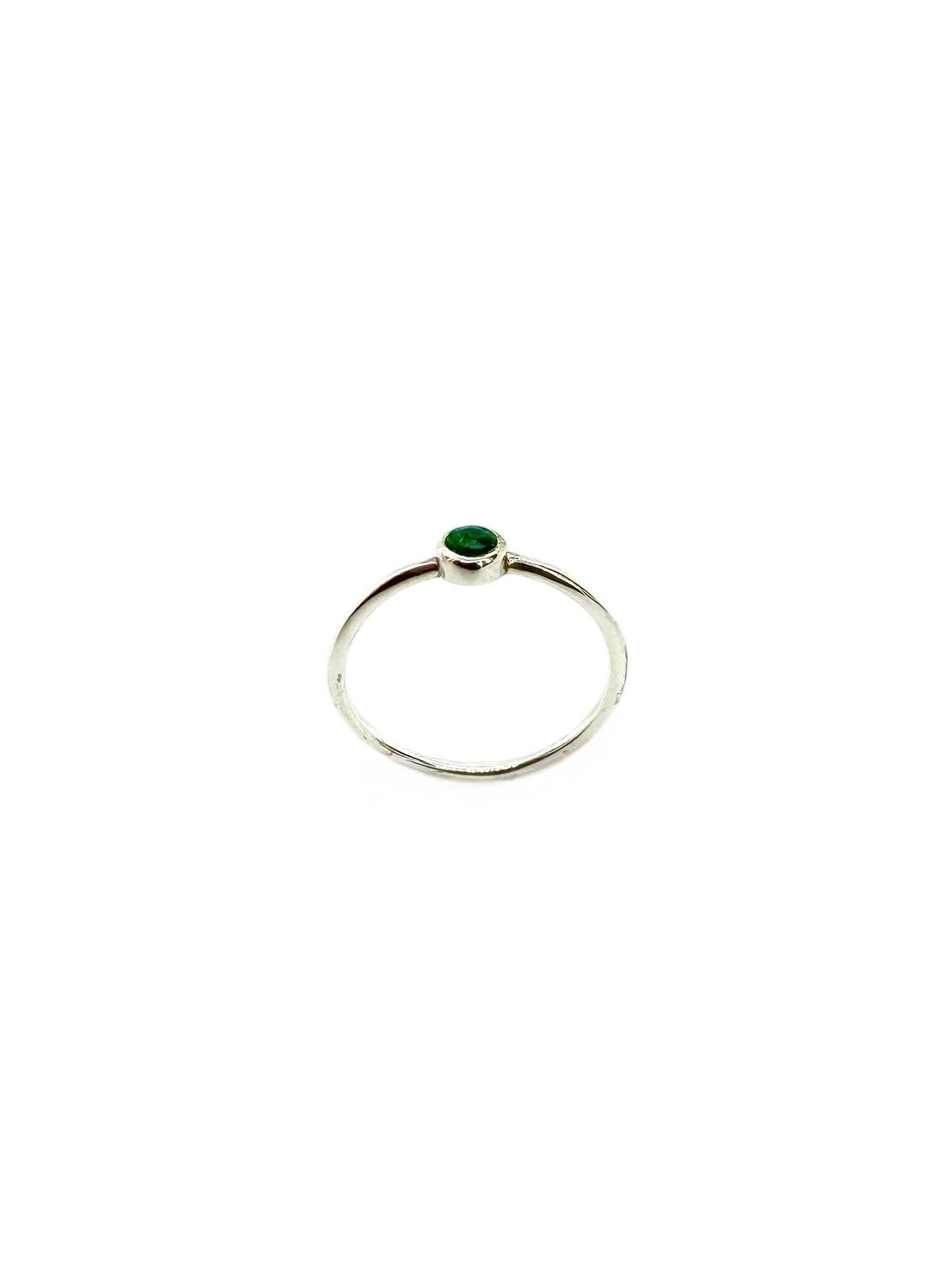 Pequeno Cabochão de Esmeralda e Prata de Lei