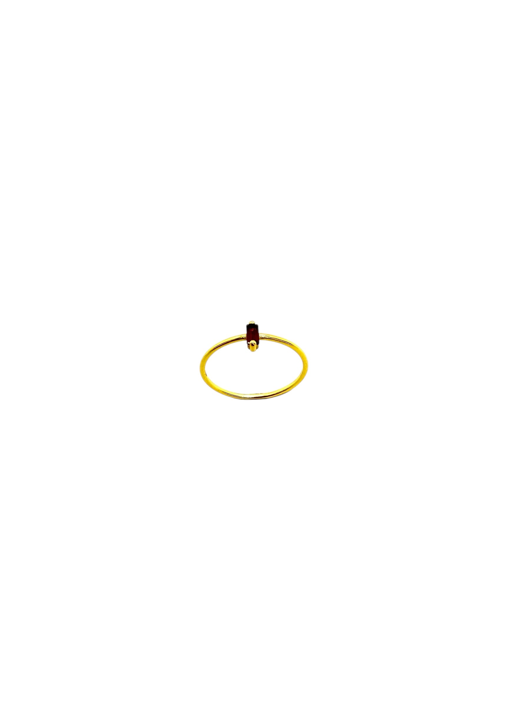 Granada minimalista com lapidação esmeralda e prata de lei banhada a ouro