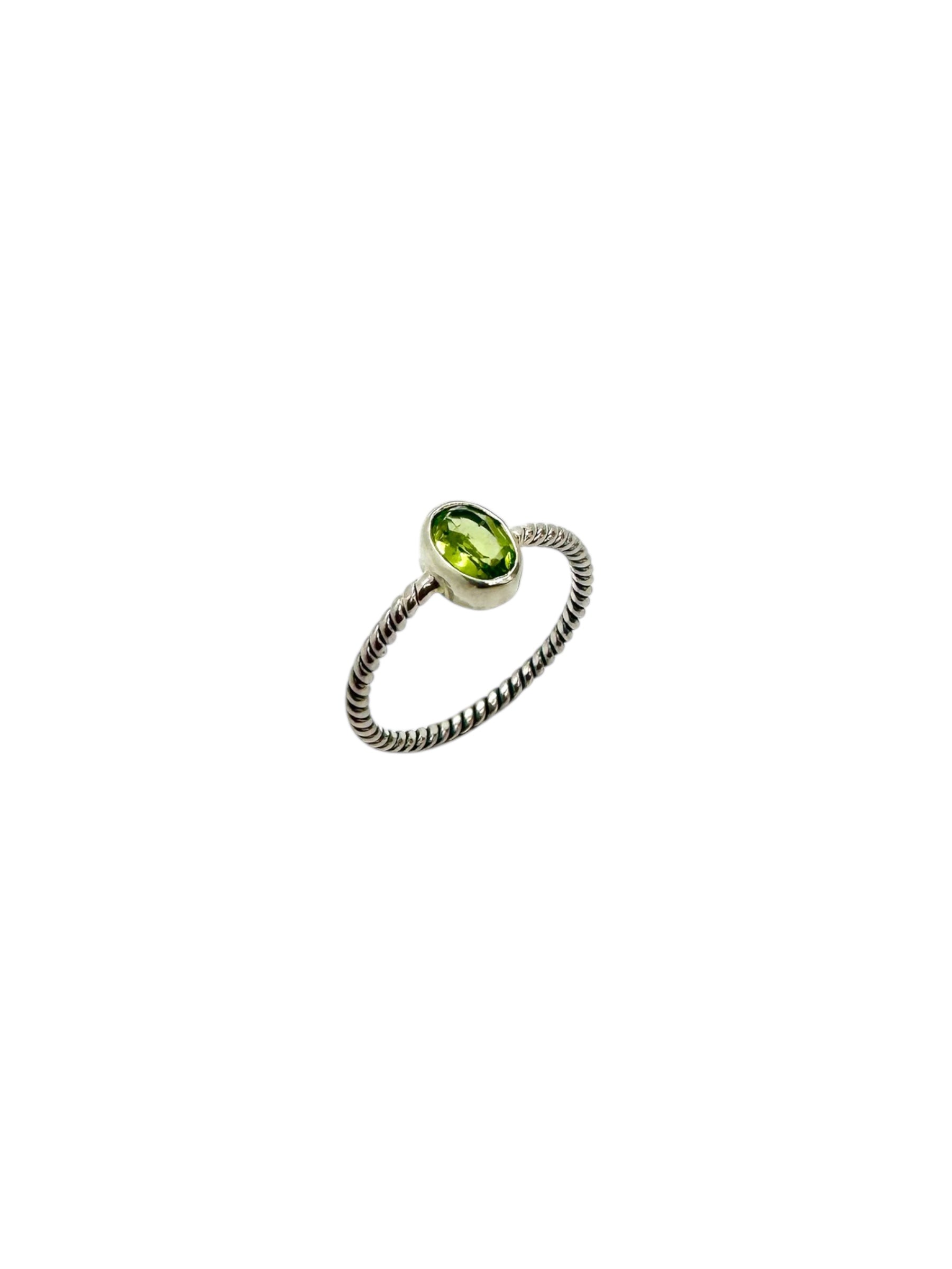 Peridoto oval facetado e prata de lei trabalhada