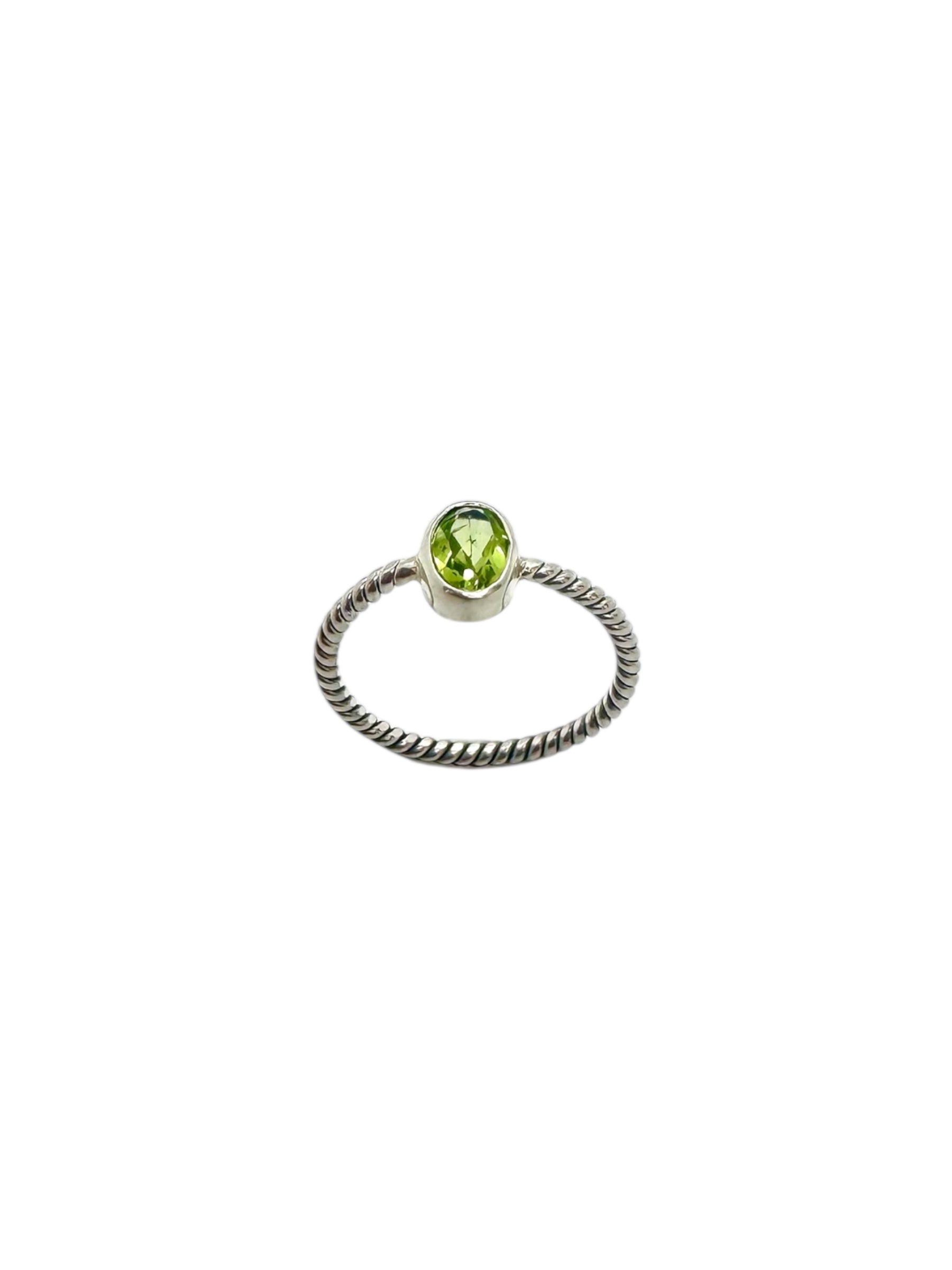 Peridoto oval facetado e prata de lei trabalhada