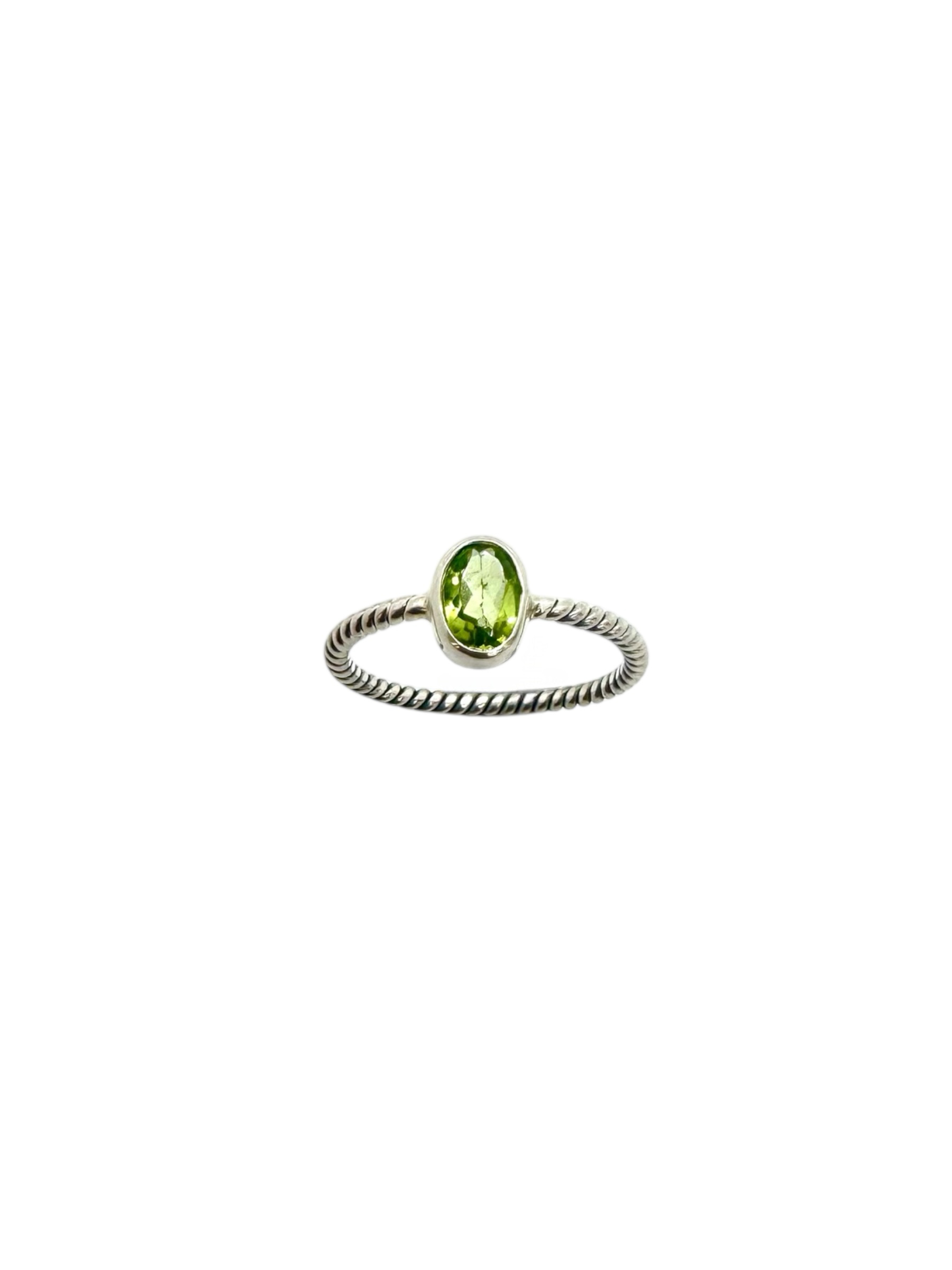 Peridoto oval facetado e prata de lei trabalhada