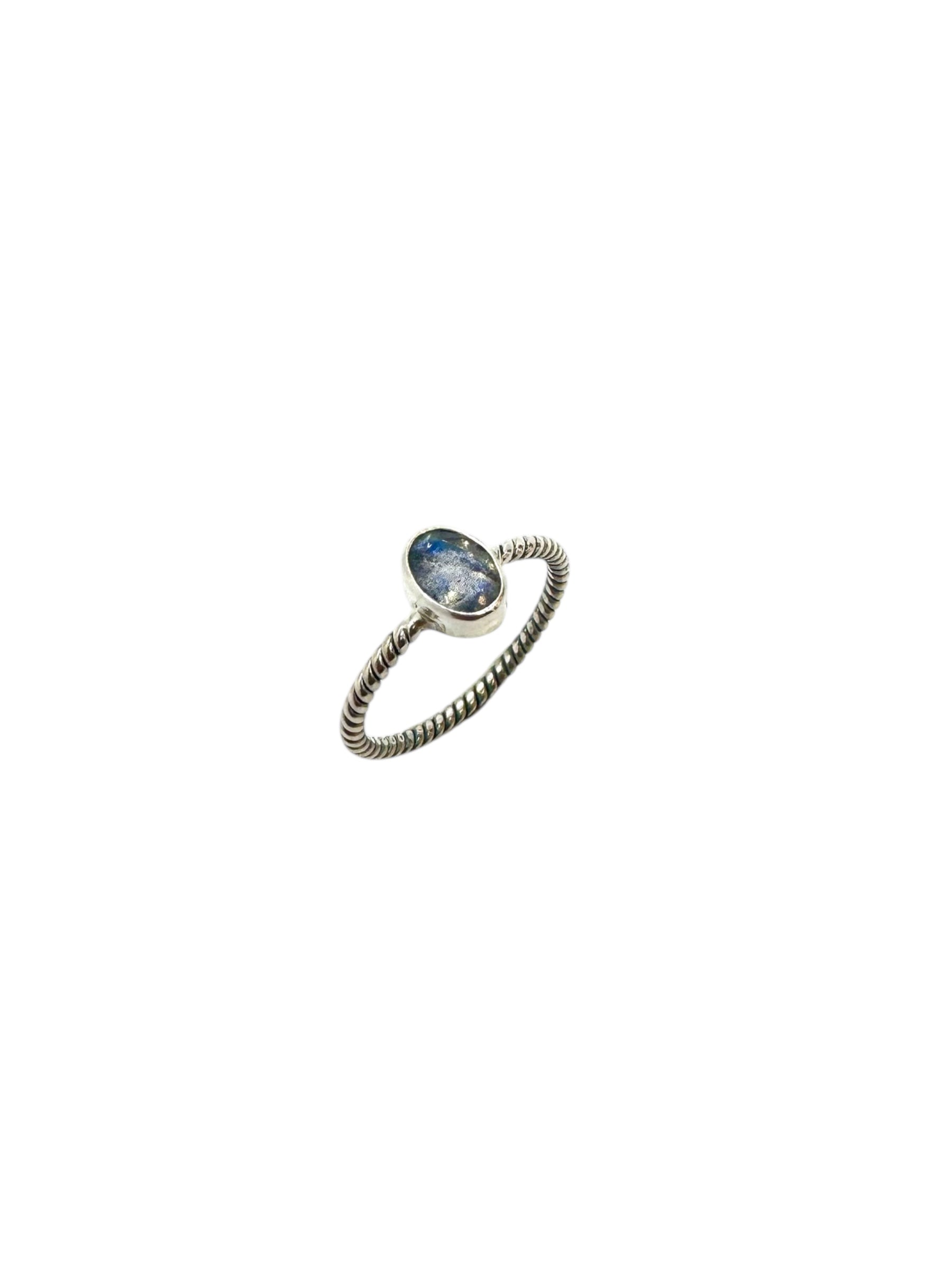 Labradorite oval facetada e prata de lei trabalhada