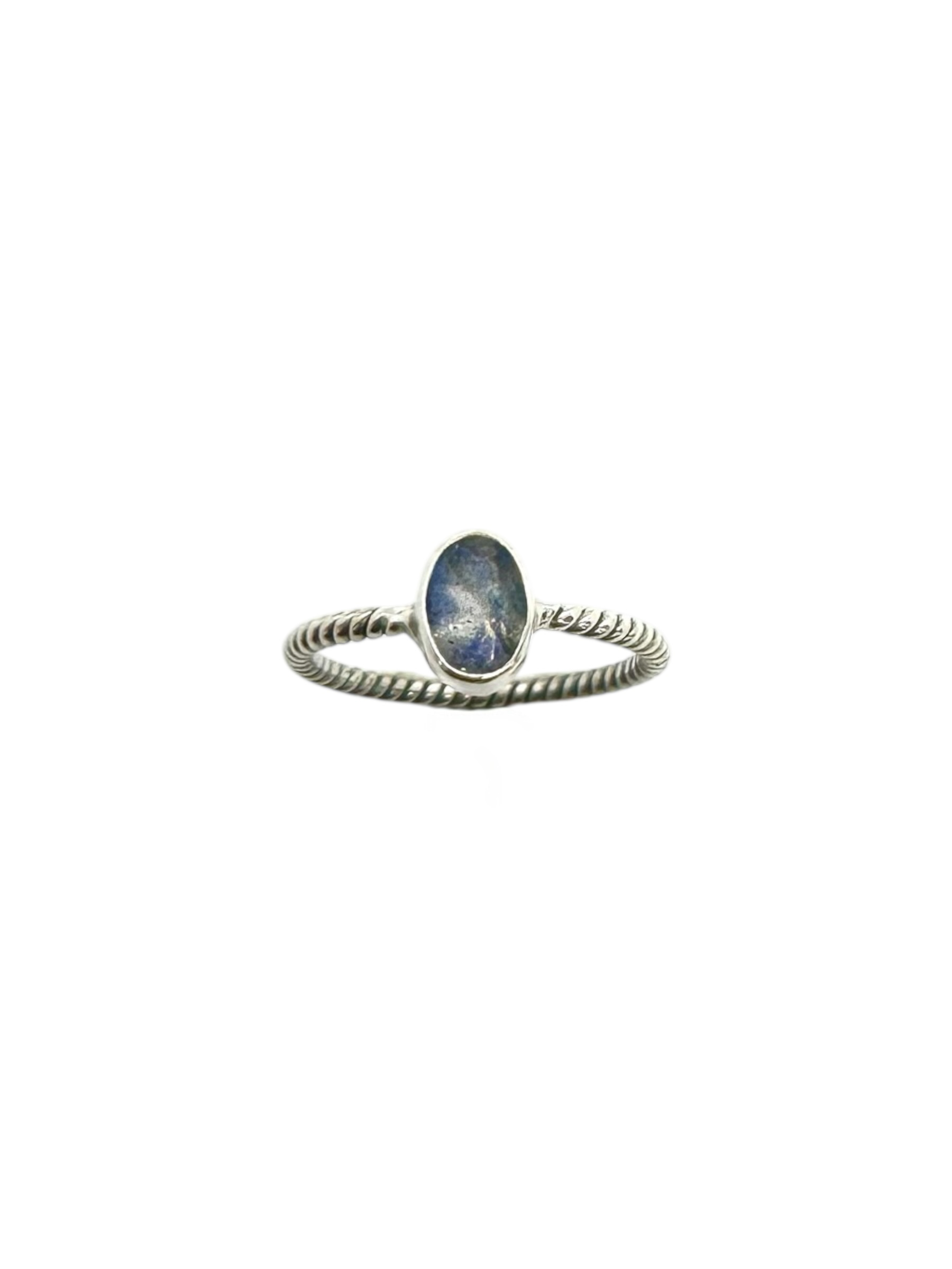 Labradorite oval facetada e prata de lei trabalhada